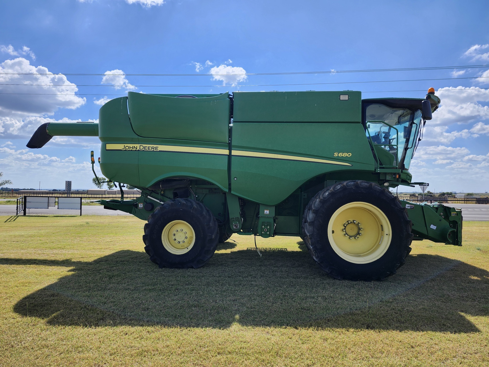 2012 John Deere S680 Combine