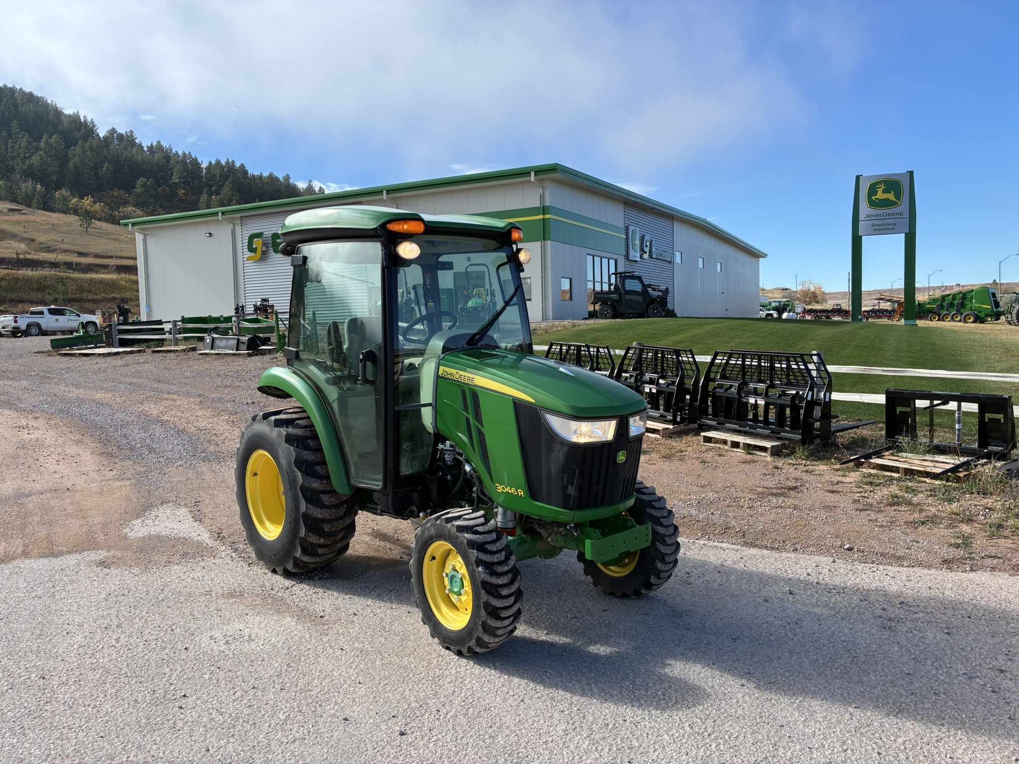 2015 John Deere 3046R Tractor