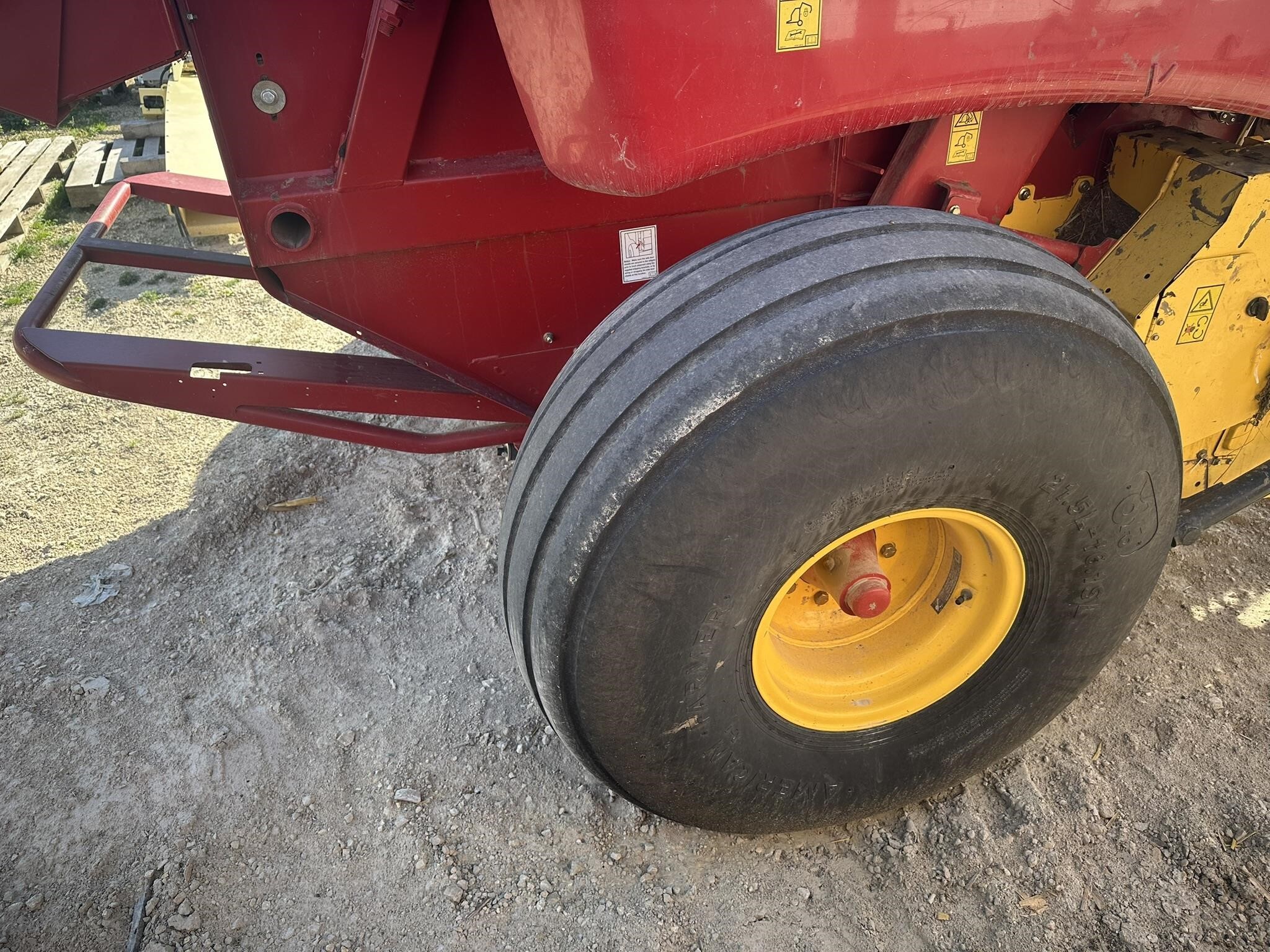 2018 New Holland Roll-Belt 560 Round Baler