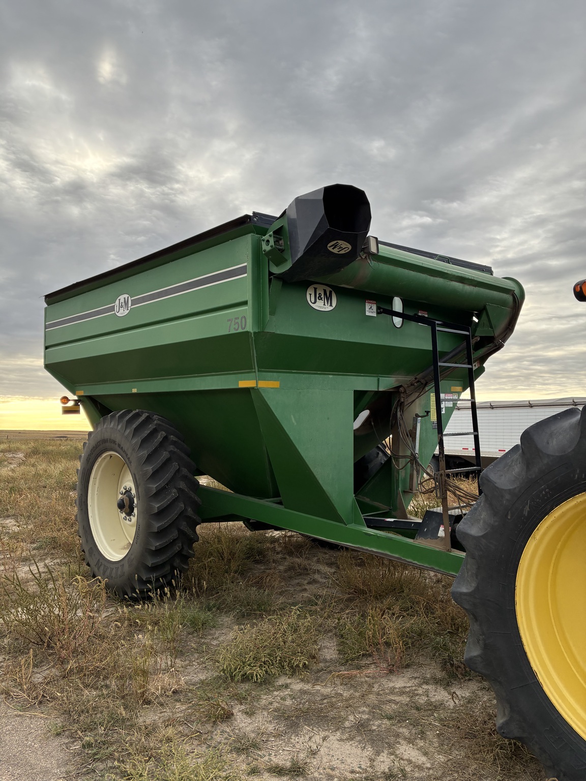 2011 J&M 750-16 Grain Cart