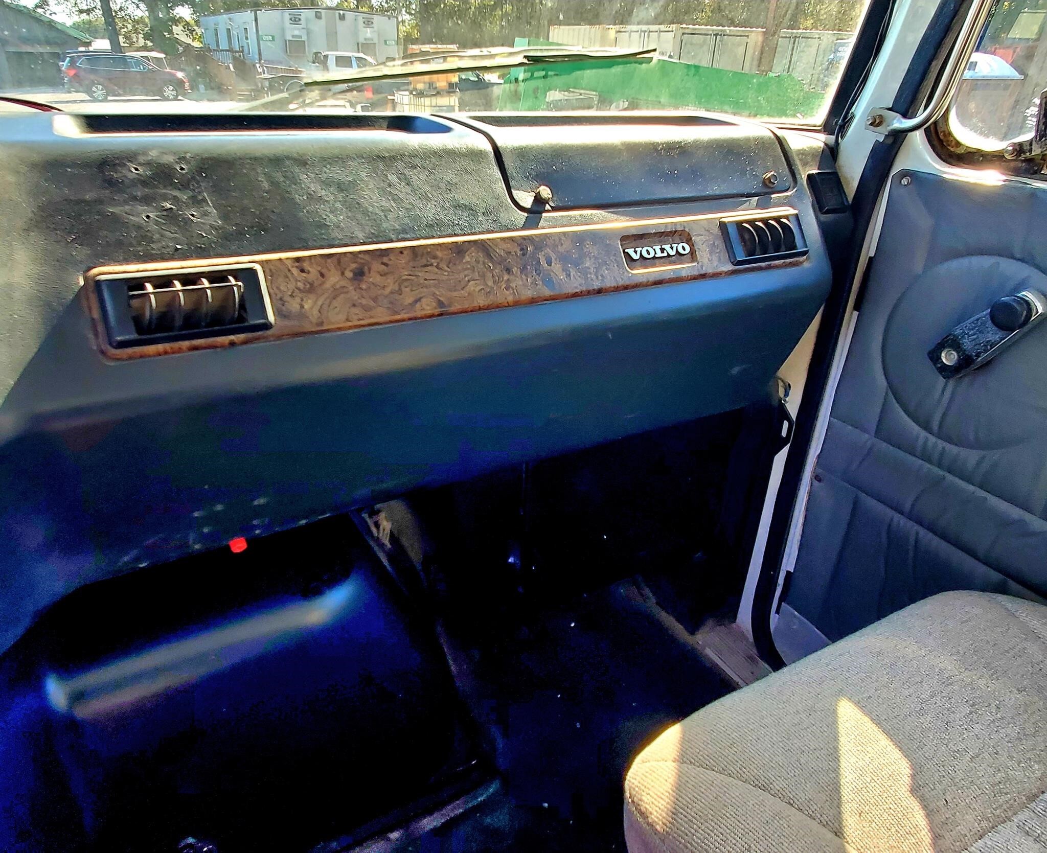 2000 Volvo WG64 Semi Trucks/Trailer