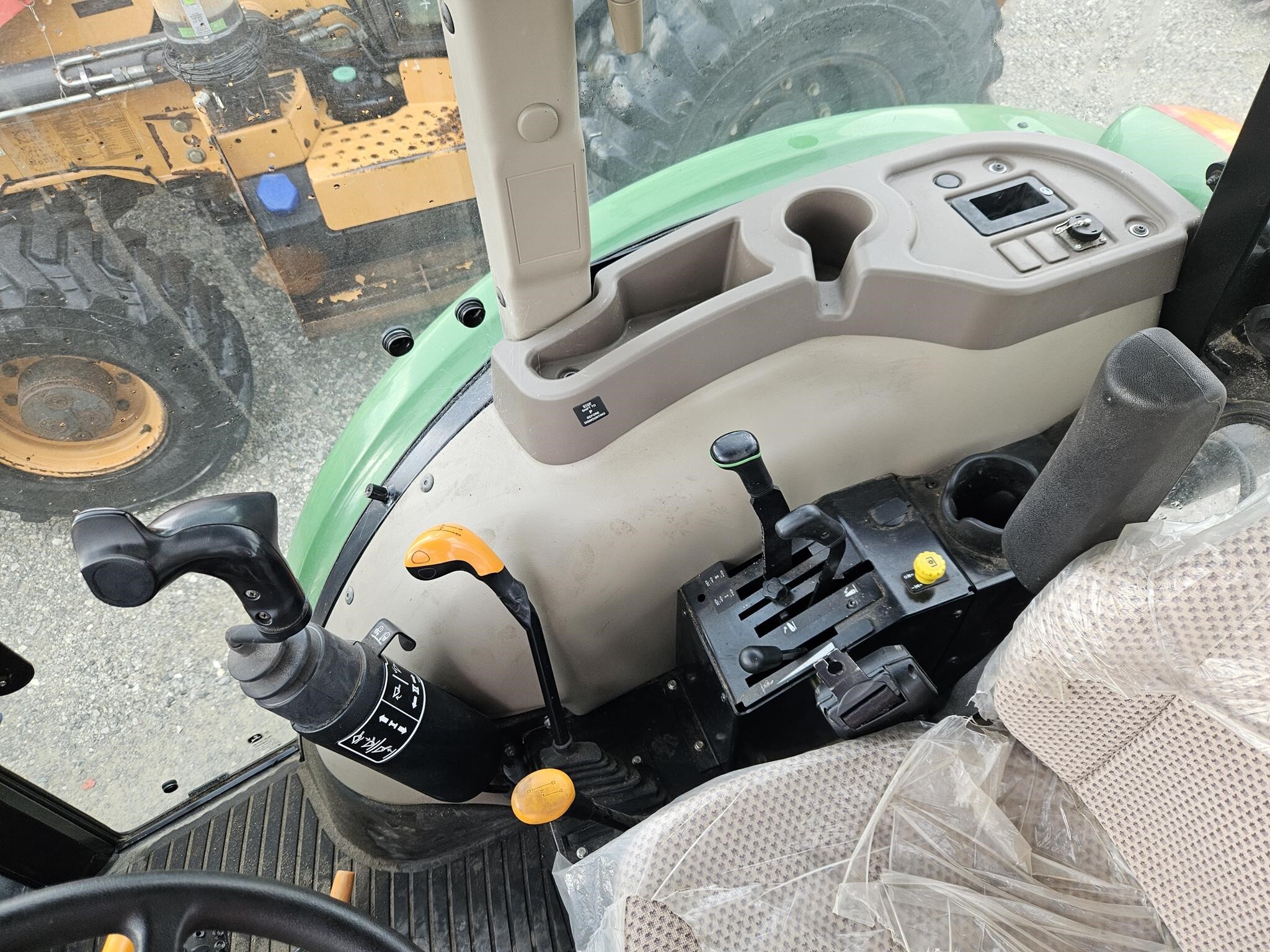 2016 John Deere 5075E Tractor