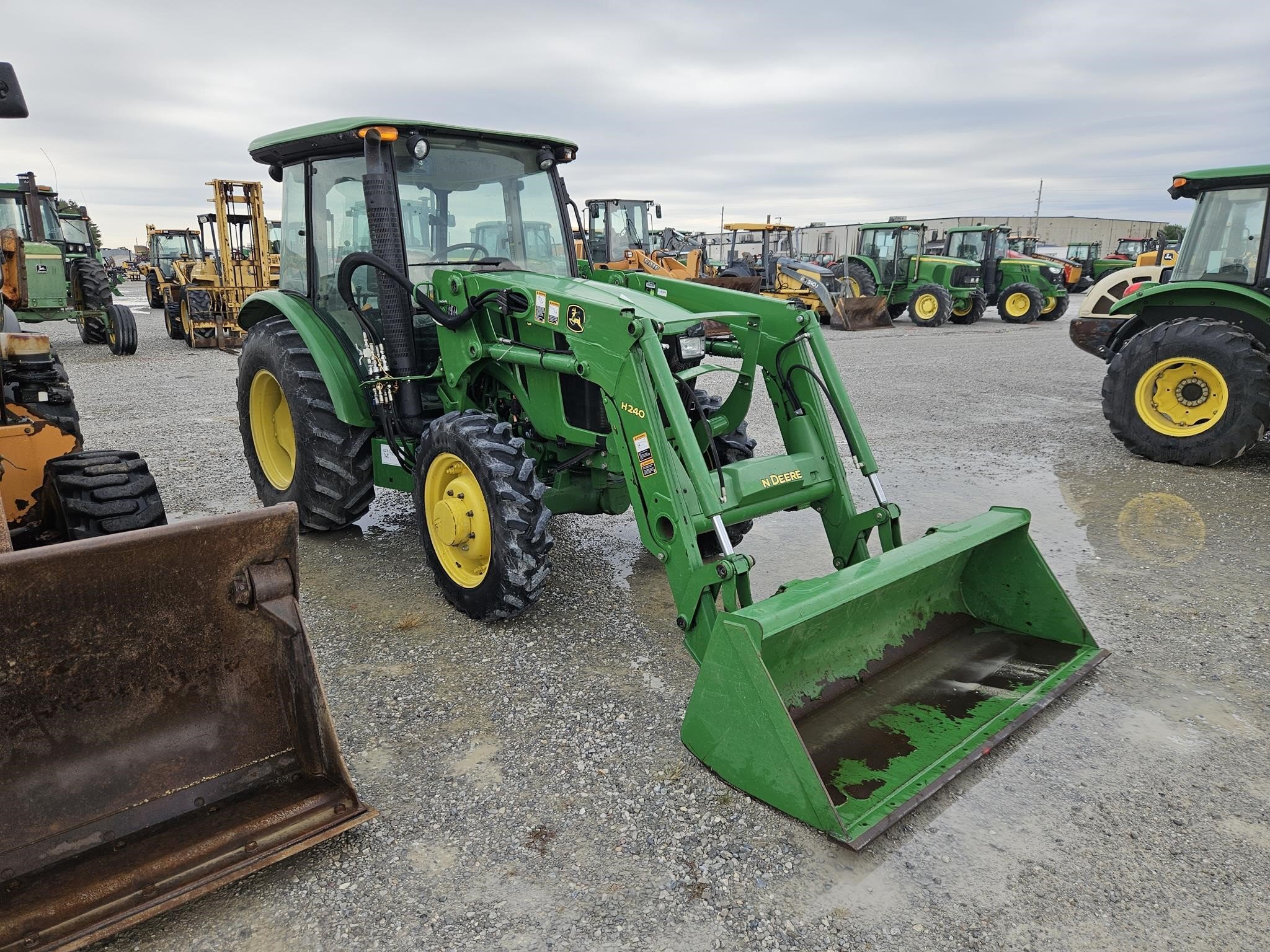 2016 John Deere 5075E Tractor