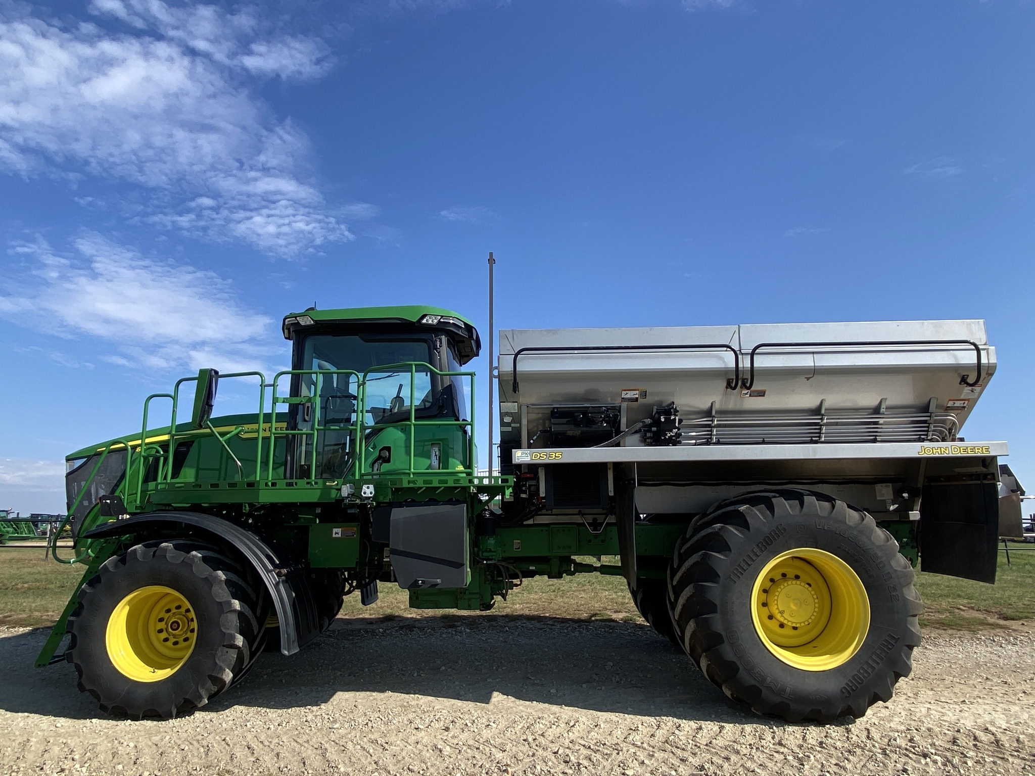 2022 John Deere 800R Self-Propelled Fertilizer Spreader