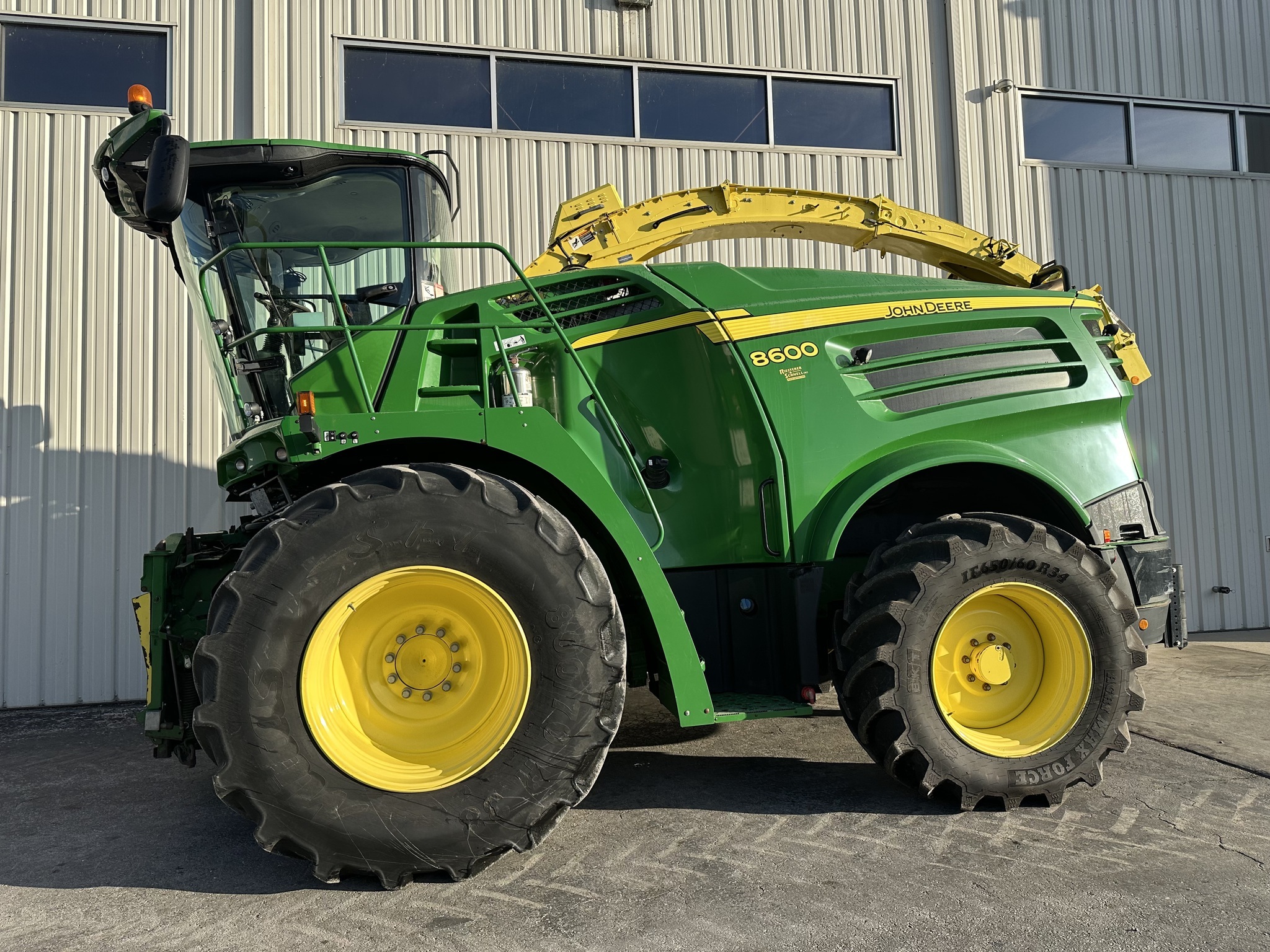 2015 John Deere 8600 Self-Propelled Forage Harvester