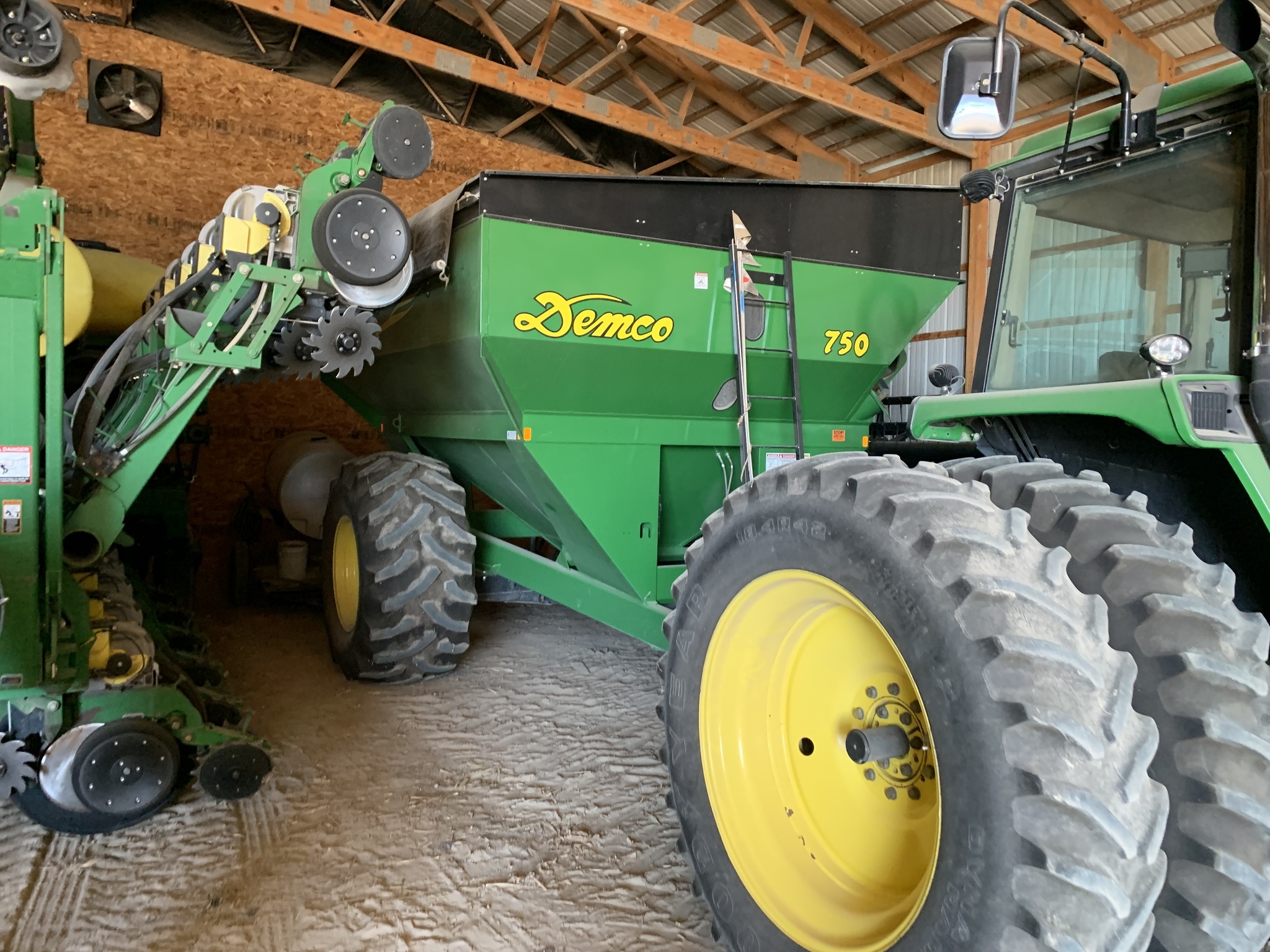 2010 Demco 750 Grain Cart