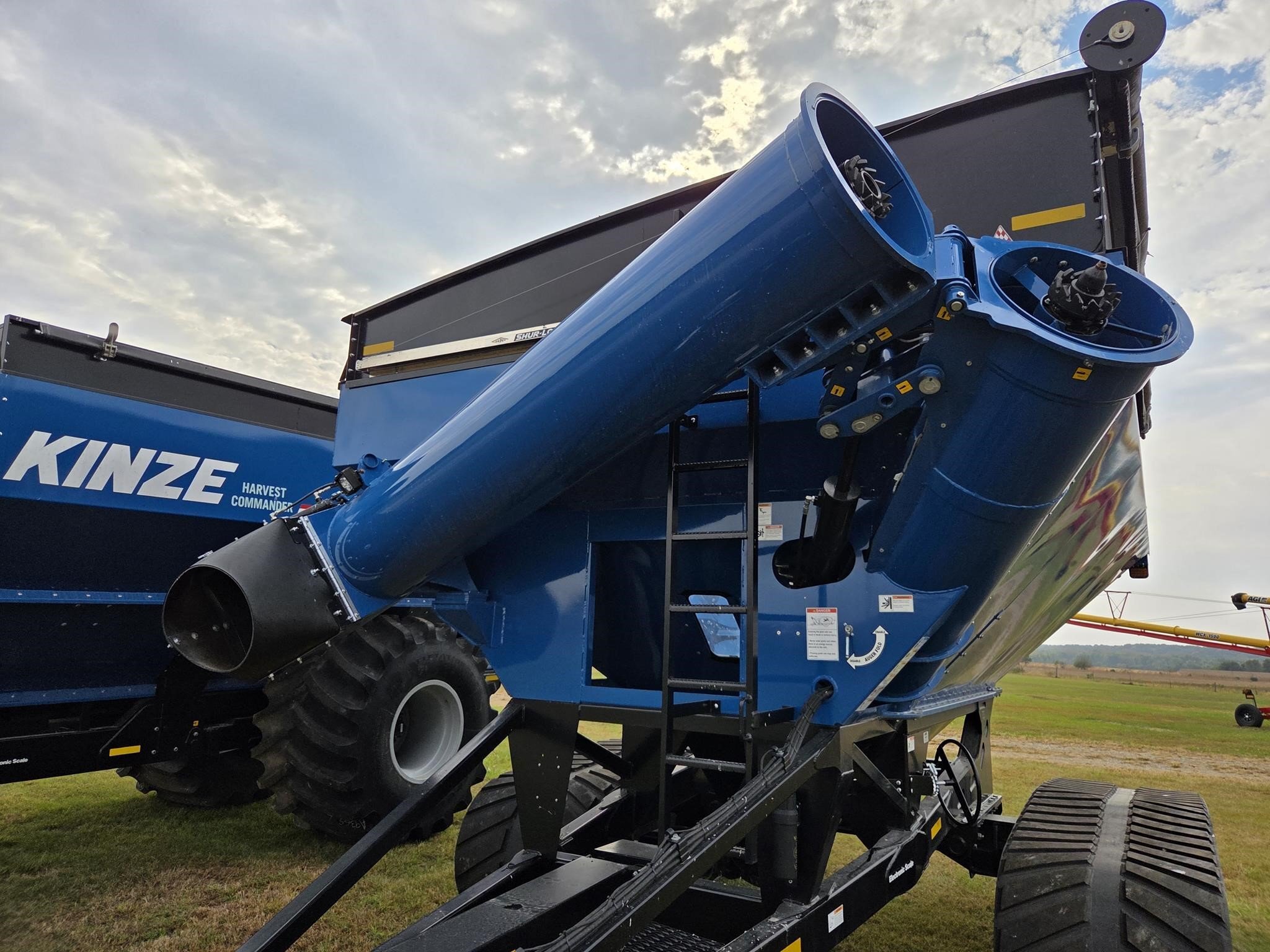 2024 Kinze 1051 Grain Cart