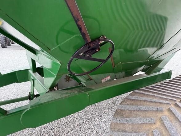  J&M 1151-22S Grain Cart