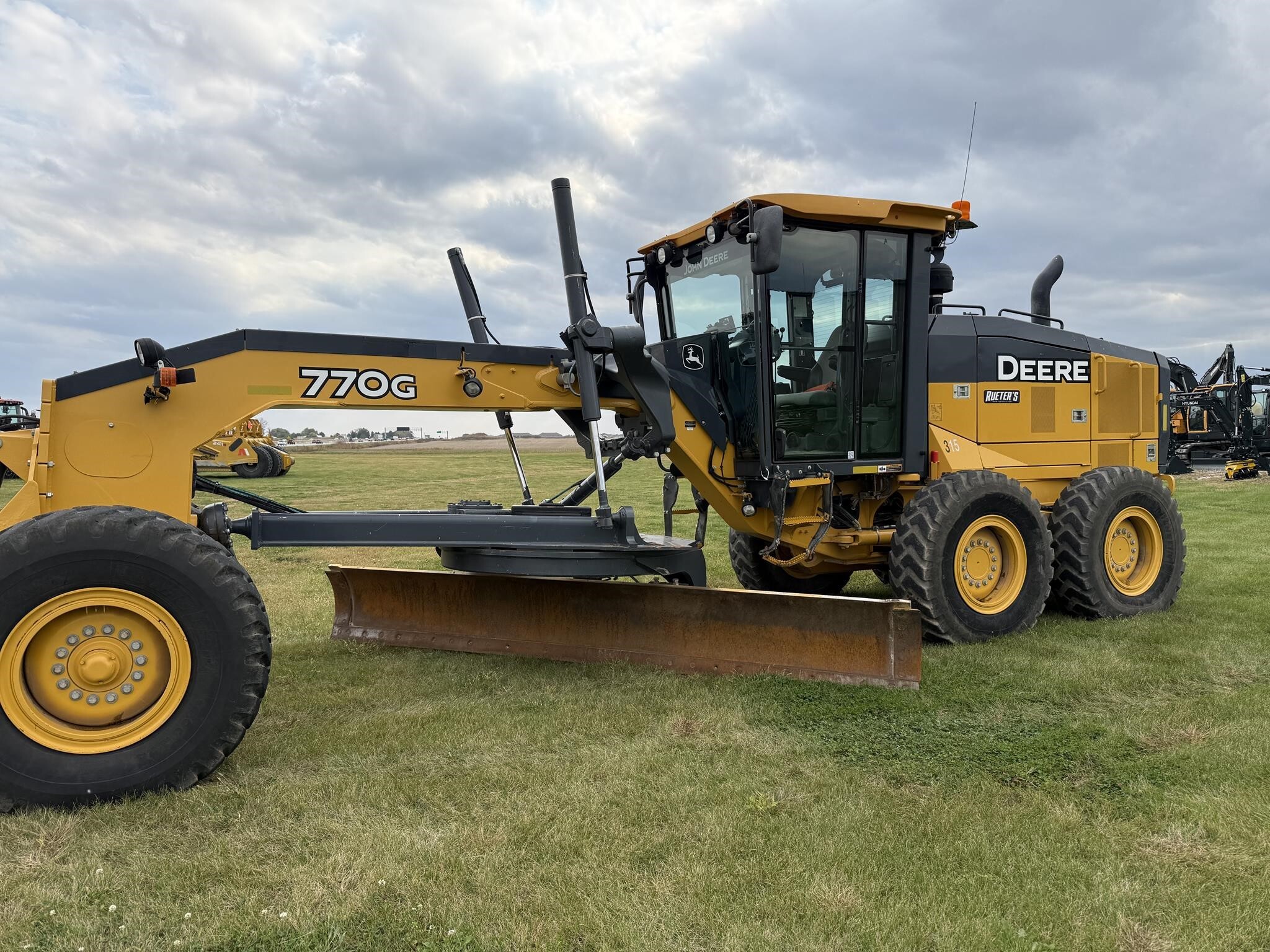 2018 Deere 770G Compacting and Paving