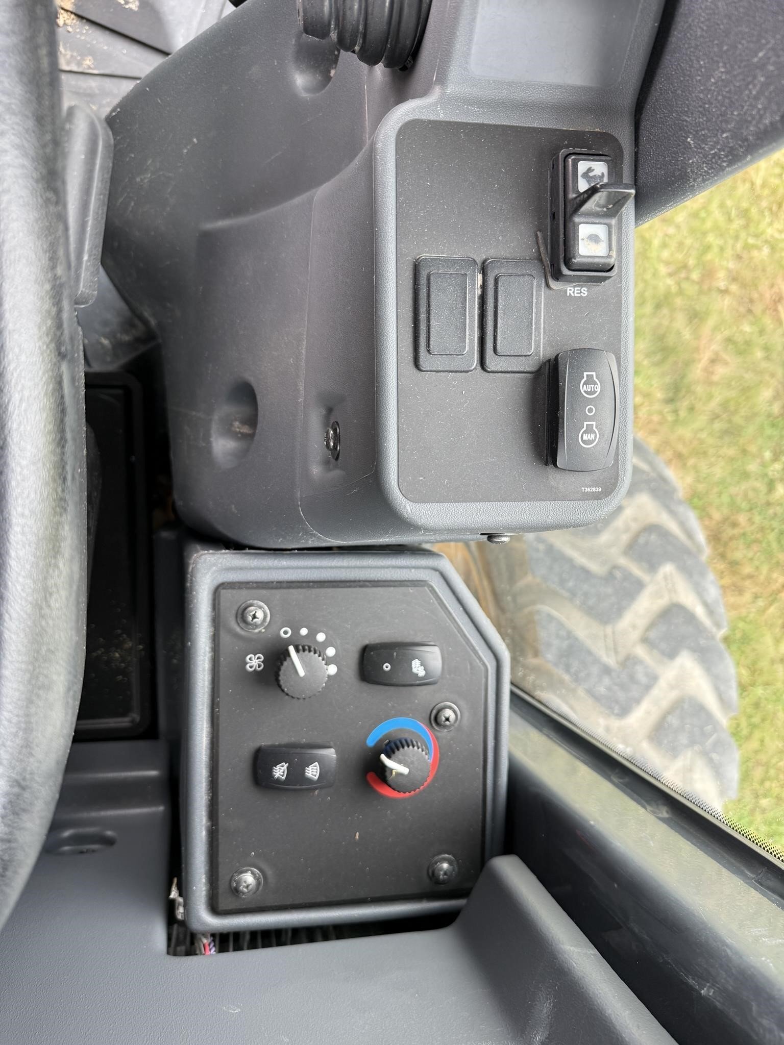 2018 Deere 770G Compacting and Paving