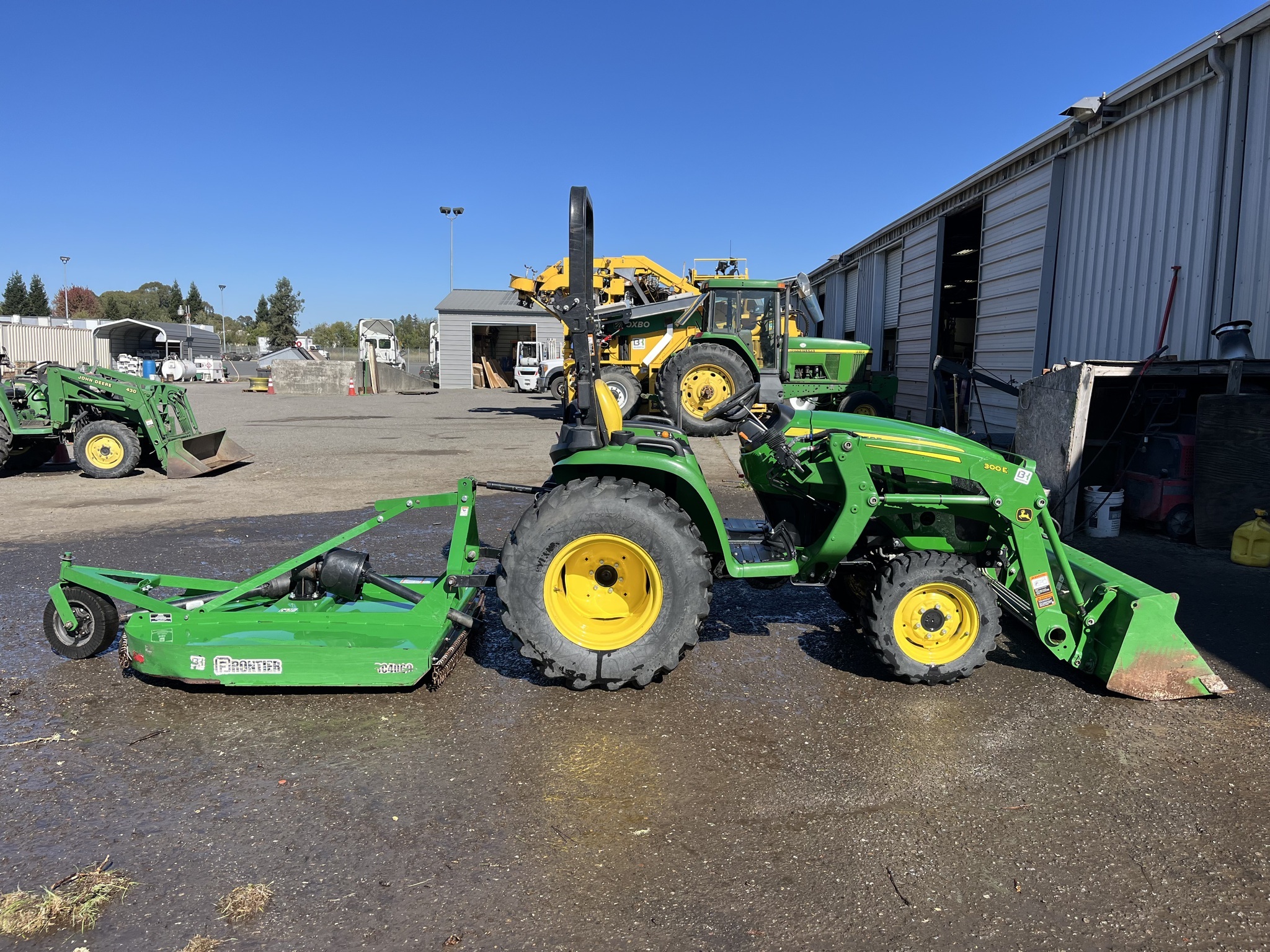 2022 John Deere 3032E Tractor