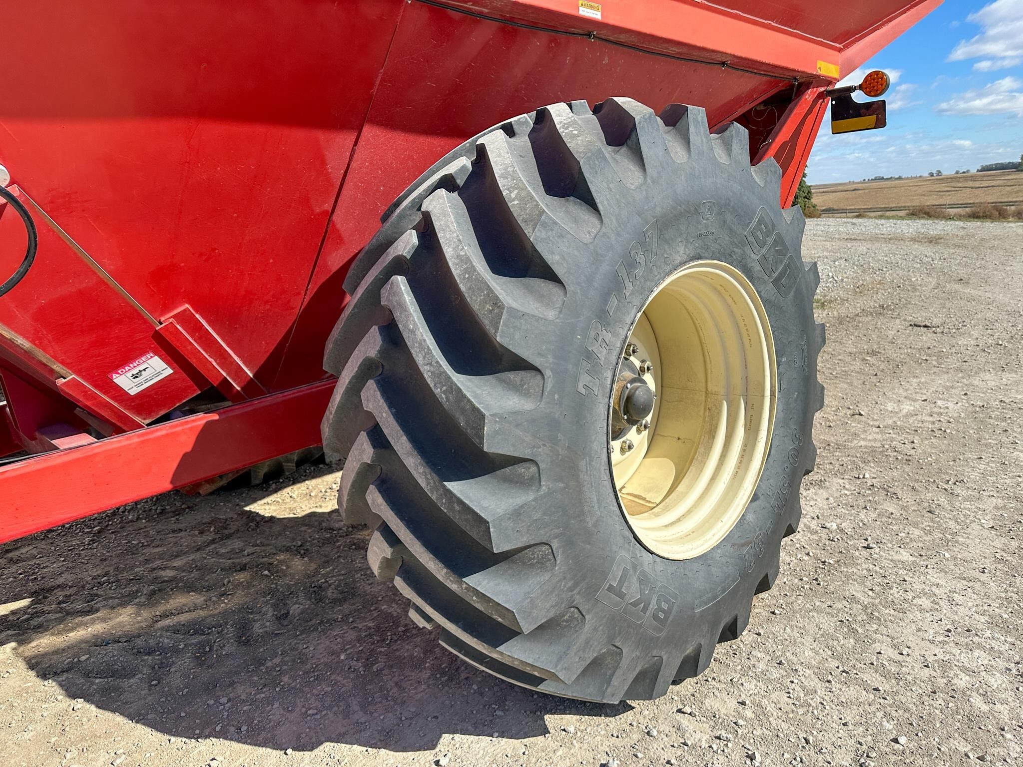 2010 J&M 875 Grain Cart