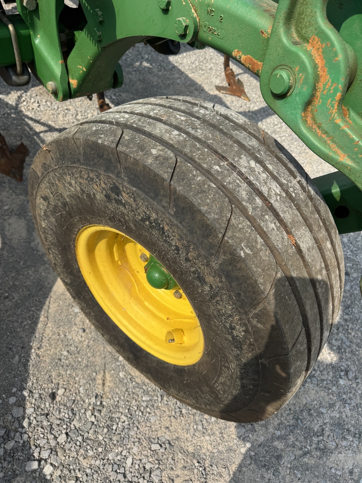 2015 John Deere 2210 Field Cultivator