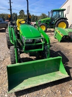 2022 John Deere 3032E Tractor
