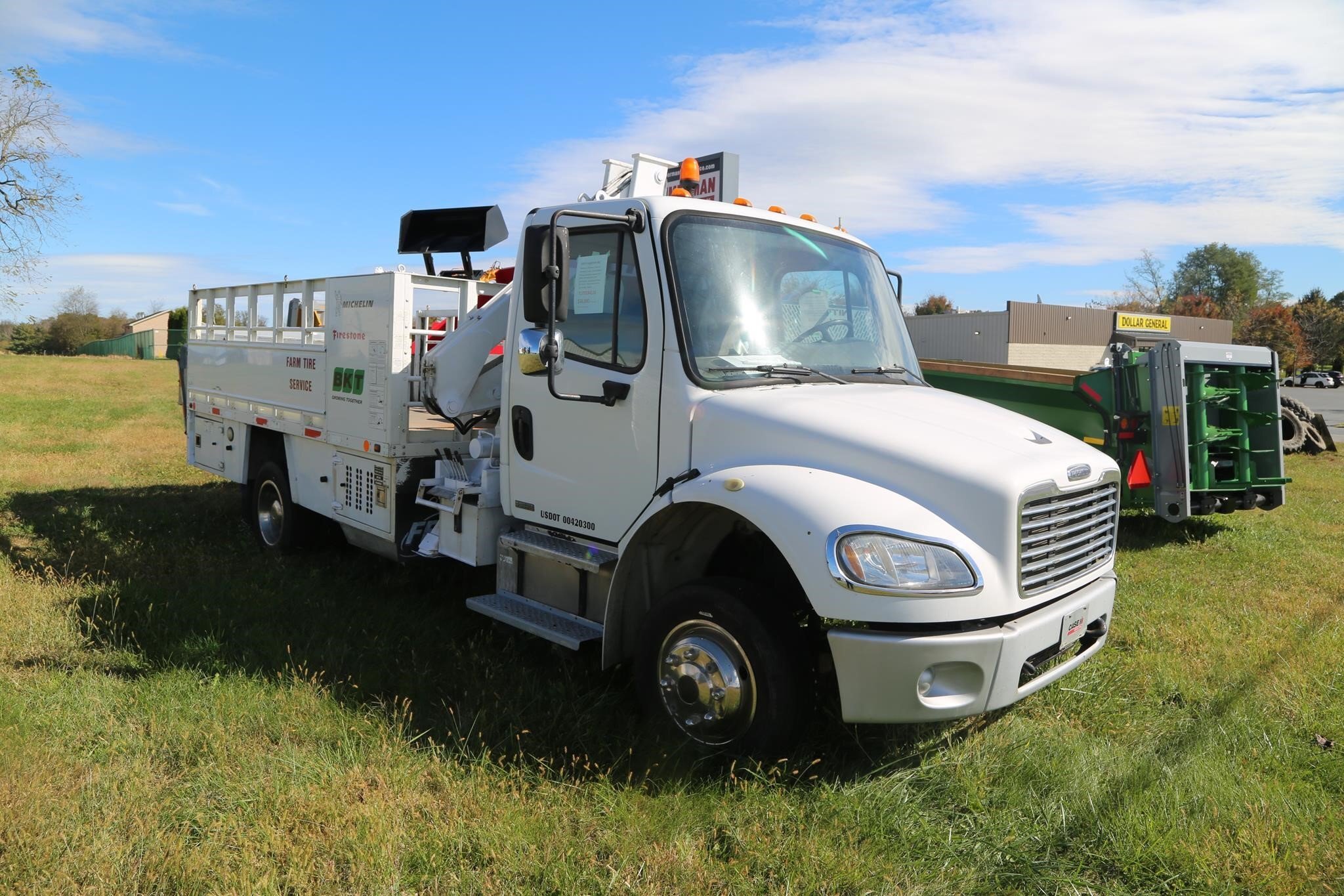 2010 Freightliner BUSINESS CLASS M2 106 Semi Trucks/Trailer