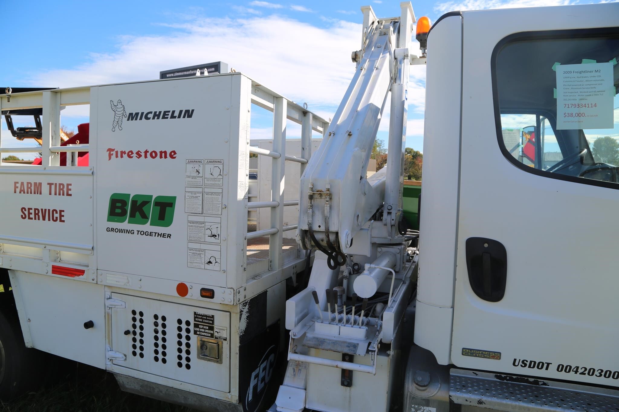 2010 Freightliner BUSINESS CLASS M2 106 Semi Trucks/Trailer