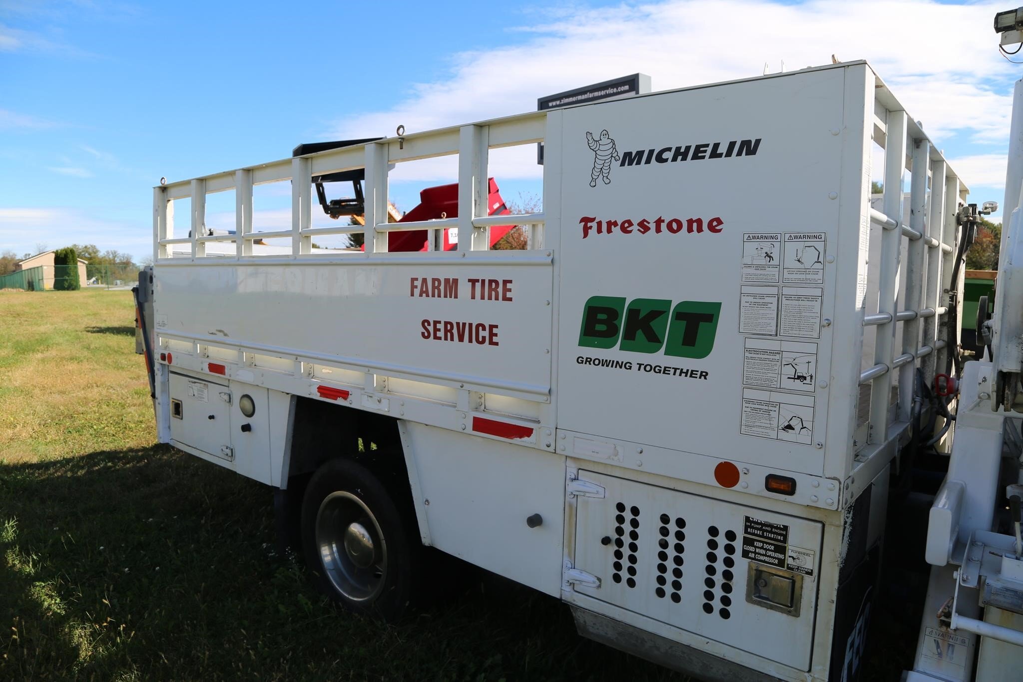 2010 Freightliner BUSINESS CLASS M2 106 Semi Trucks/Trailer