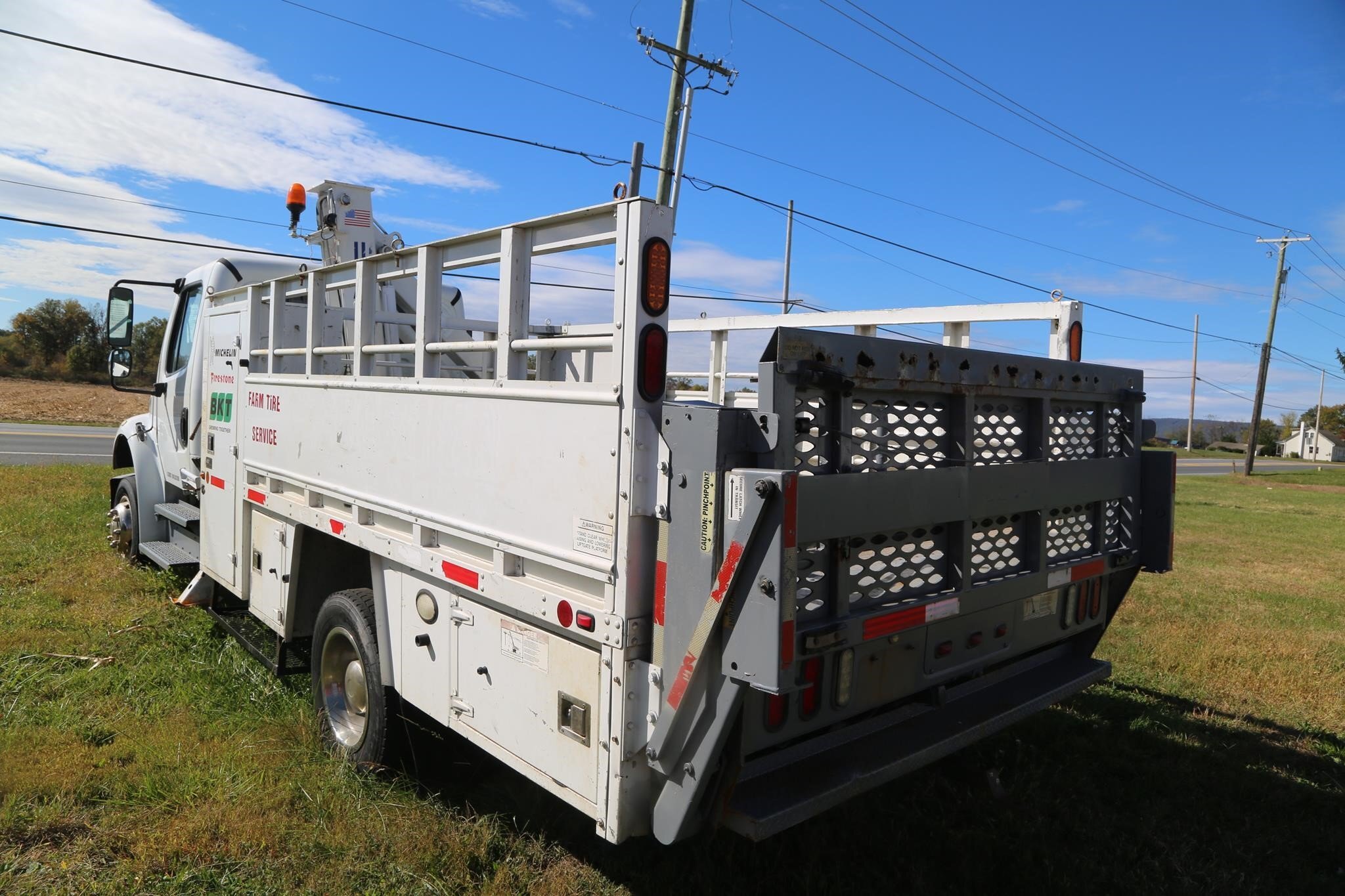 2010 Freightliner BUSINESS CLASS M2 106 Semi Trucks/Trailer