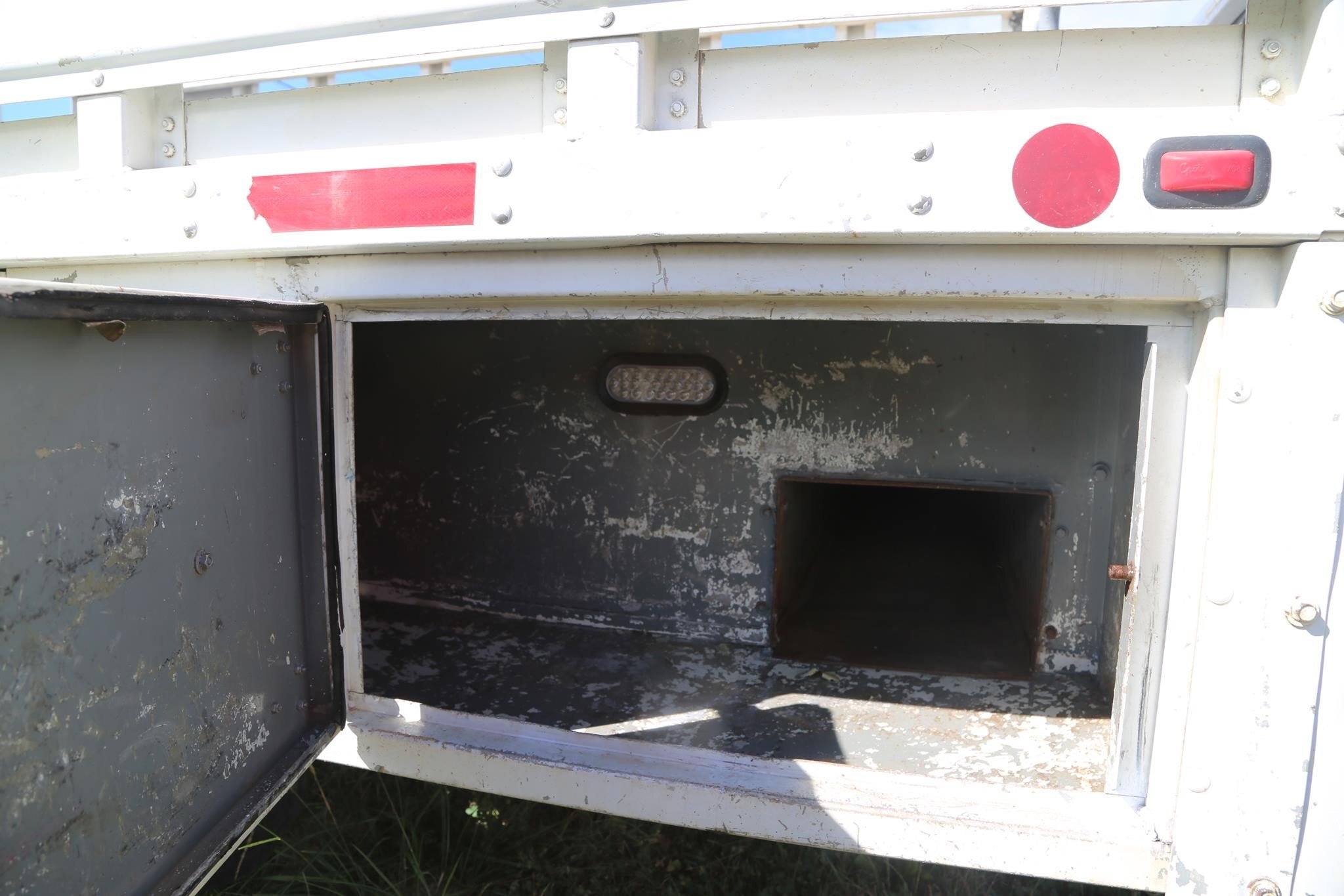 2010 Freightliner BUSINESS CLASS M2 106 Semi Trucks/Trailer