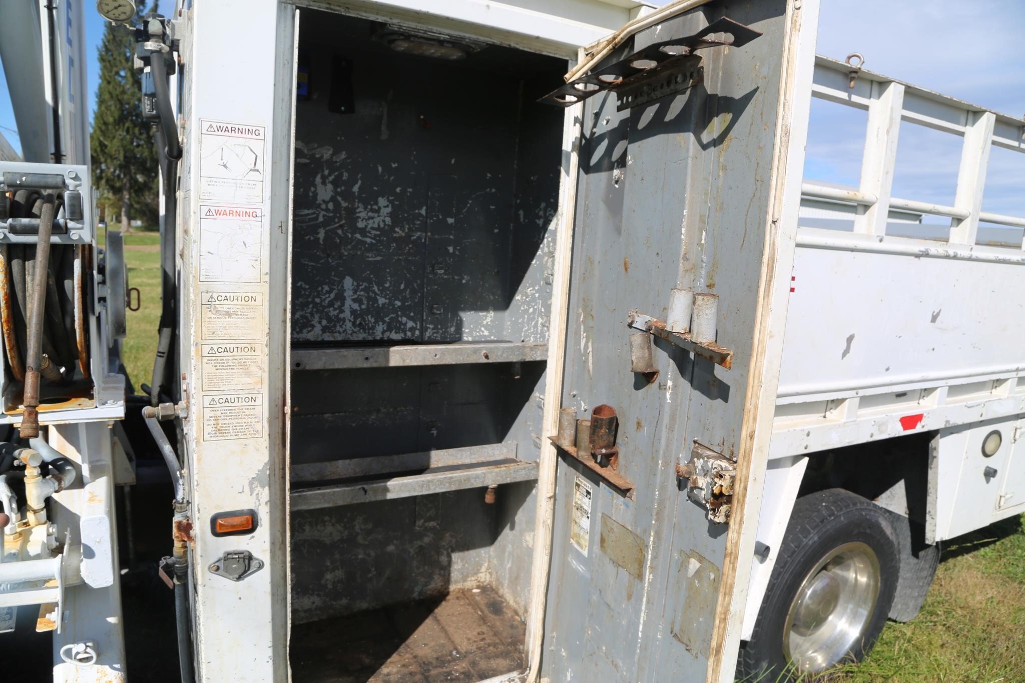 2010 Freightliner BUSINESS CLASS M2 106 Semi Trucks/Trailer