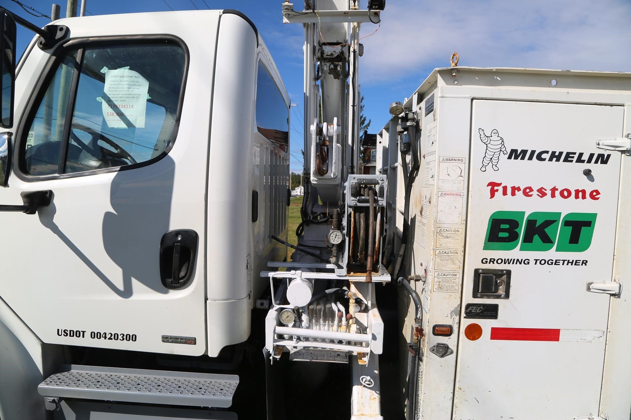 2010 Freightliner BUSINESS CLASS M2 106 Semi Trucks/Trailer