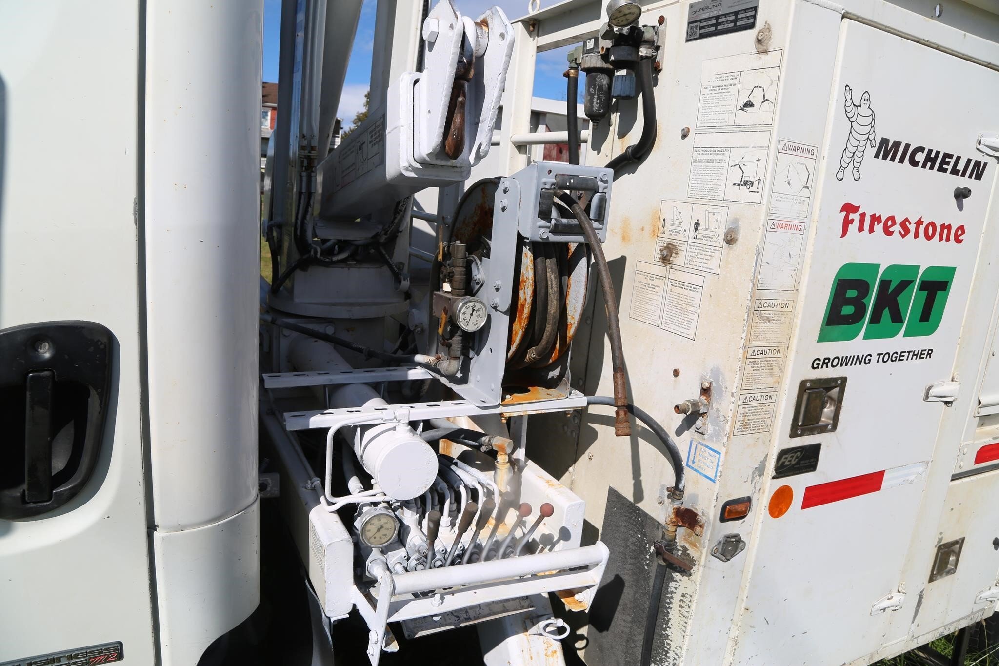 2010 Freightliner BUSINESS CLASS M2 106 Semi Trucks/Trailer