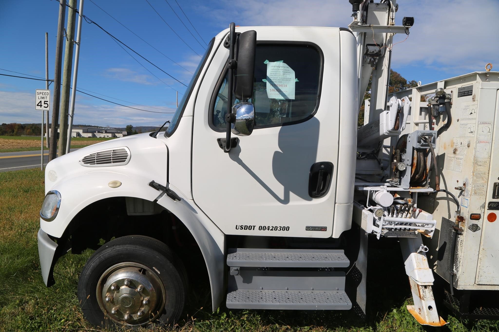 2010 Freightliner BUSINESS CLASS M2 106 Semi Trucks/Trailer