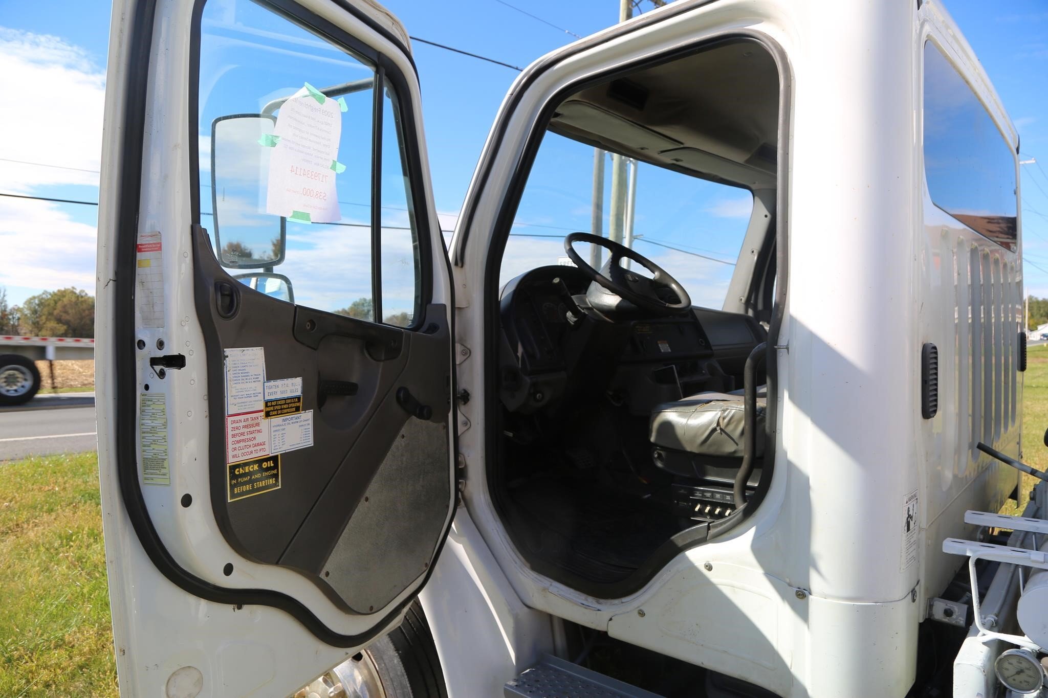 2010 Freightliner BUSINESS CLASS M2 106 Semi Trucks/Trailer