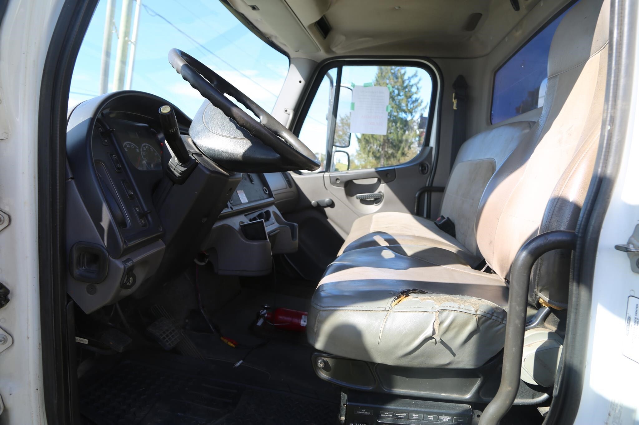 2010 Freightliner BUSINESS CLASS M2 106 Semi Trucks/Trailer