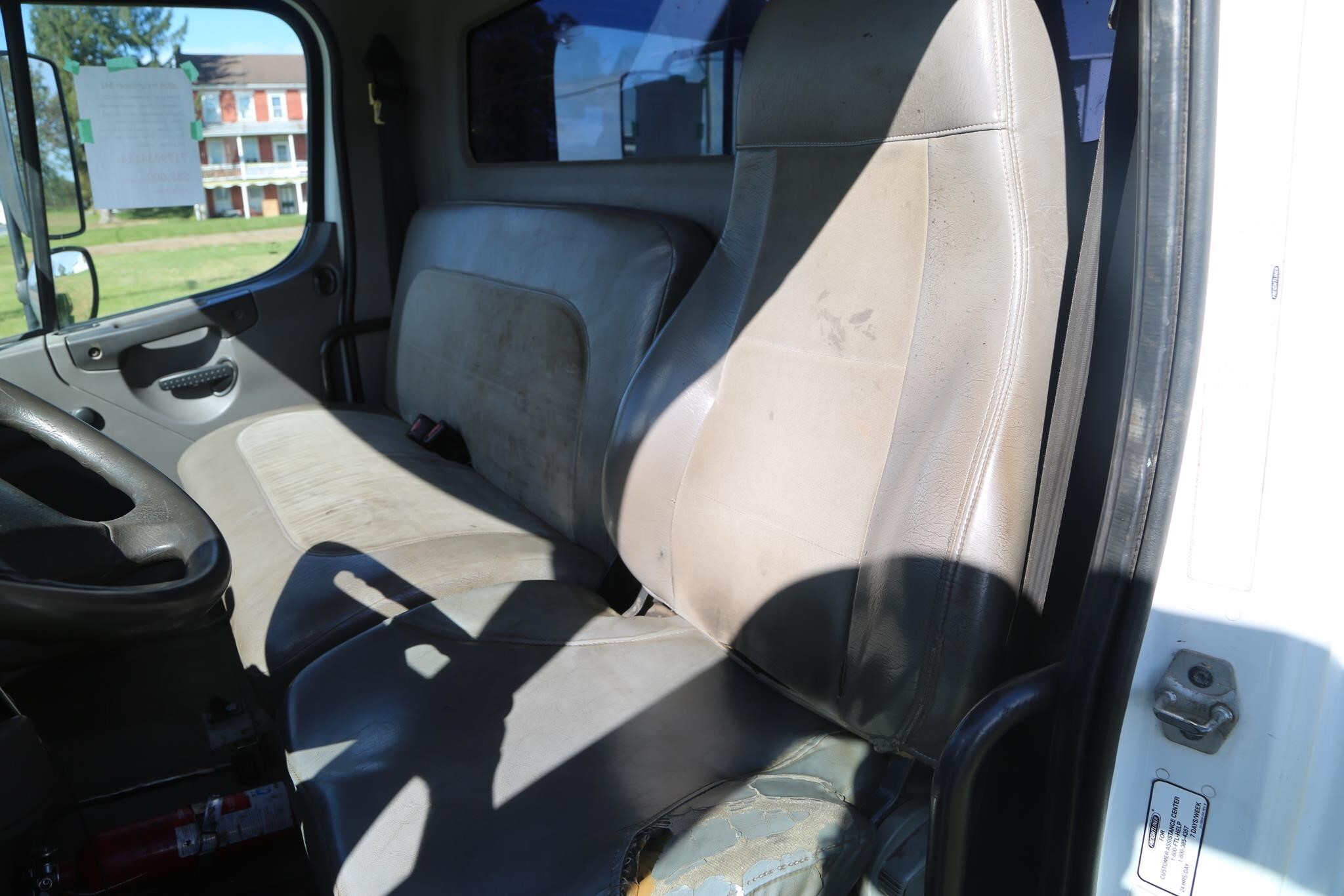 2010 Freightliner BUSINESS CLASS M2 106 Semi Trucks/Trailer