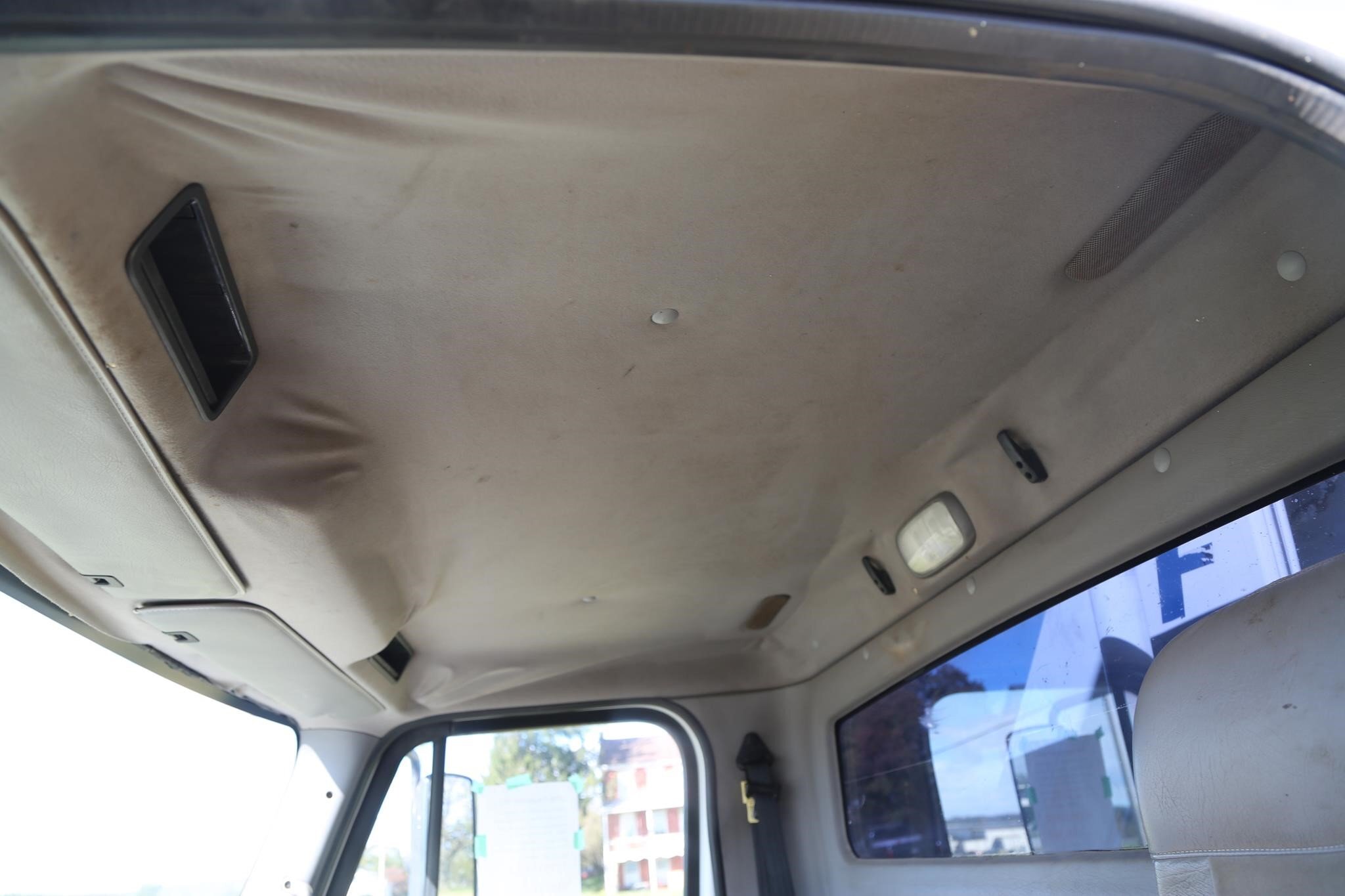 2010 Freightliner BUSINESS CLASS M2 106 Semi Trucks/Trailer