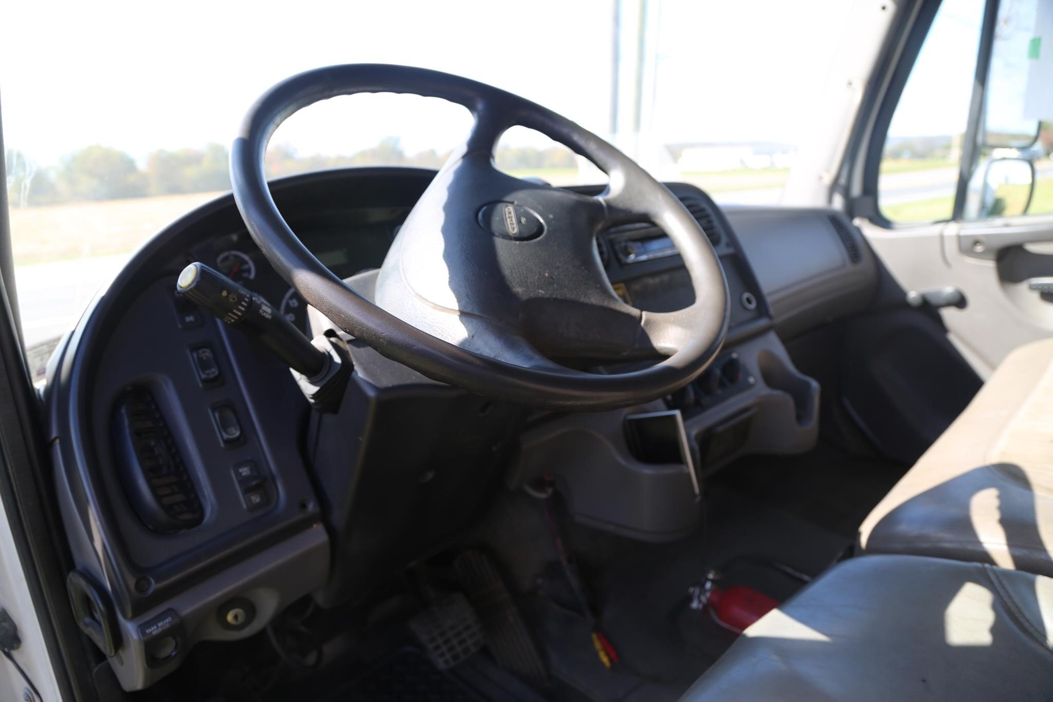 2010 Freightliner BUSINESS CLASS M2 106 Semi Trucks/Trailer