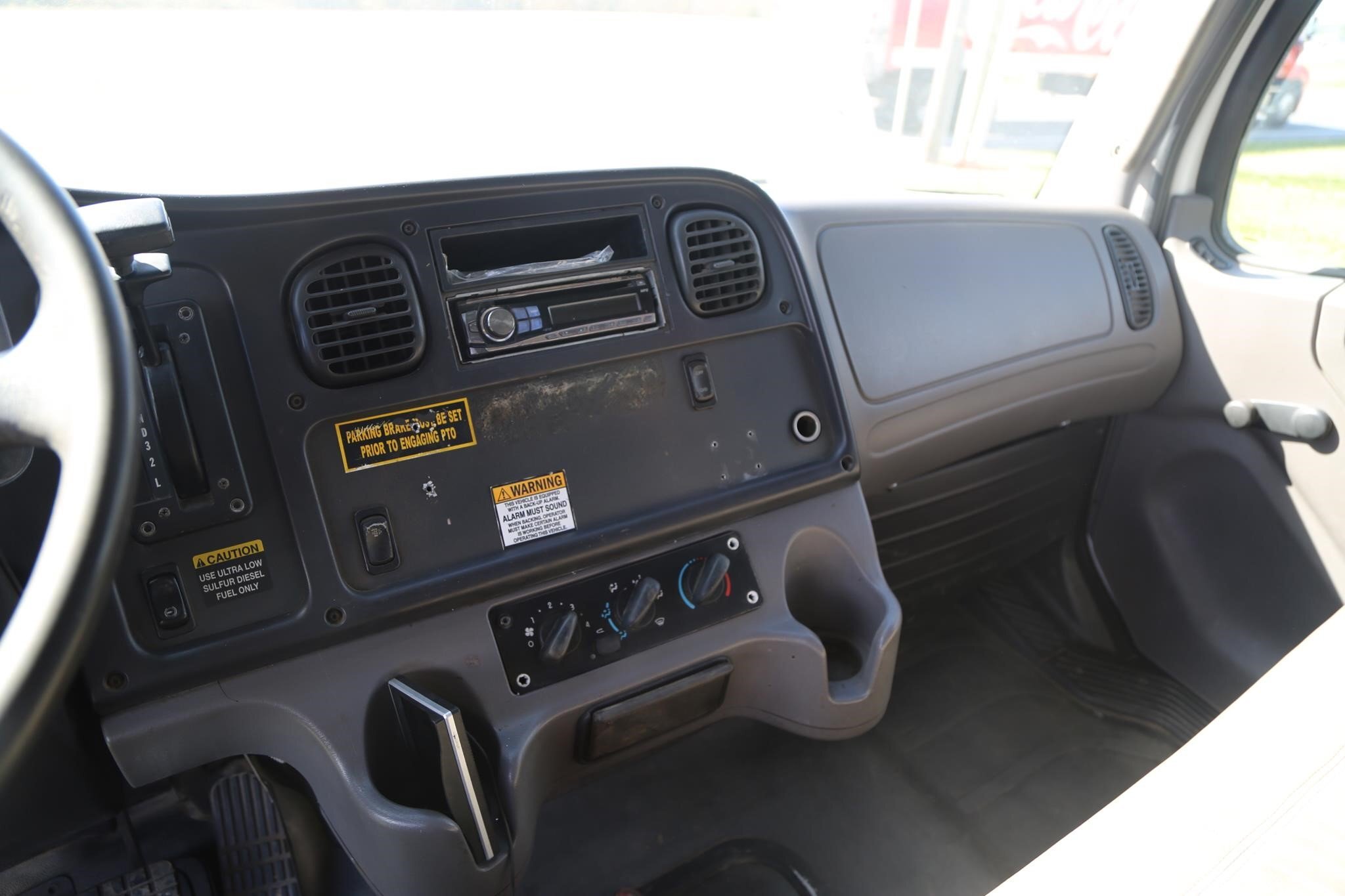 2010 Freightliner BUSINESS CLASS M2 106 Semi Trucks/Trailer