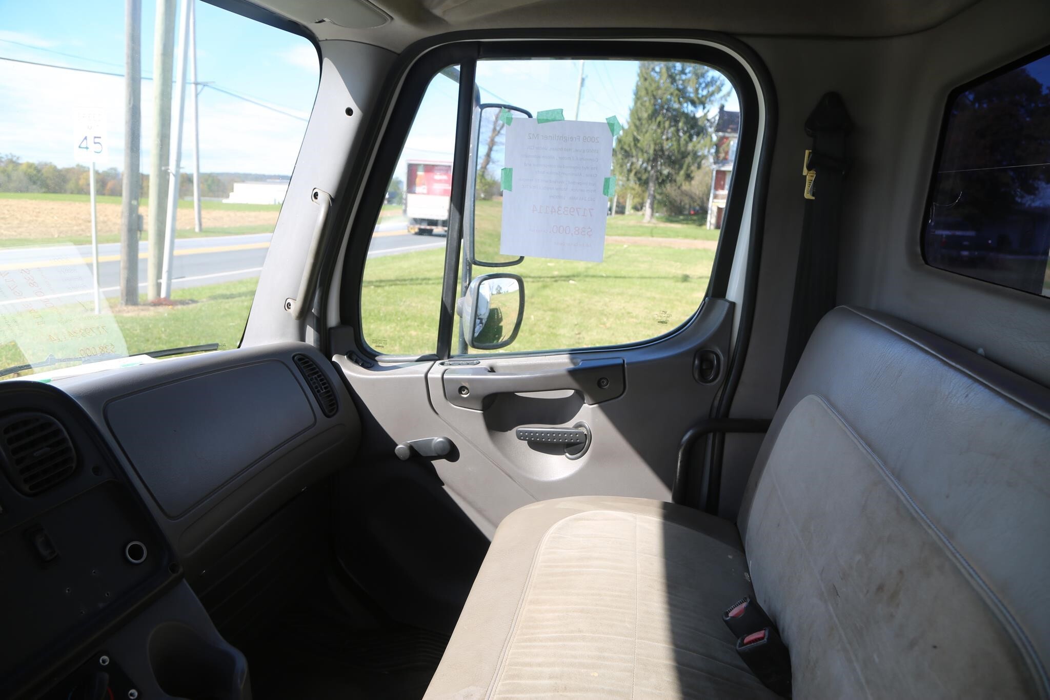 2010 Freightliner BUSINESS CLASS M2 106 Semi Trucks/Trailer