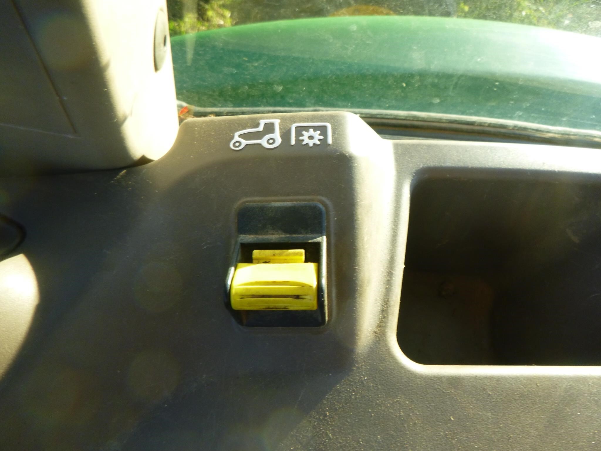 2019 John Deere 5075E Tractor