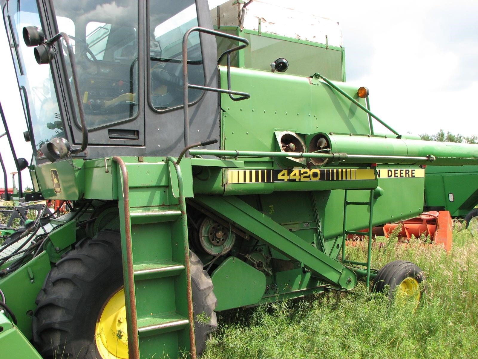 1984 John Deere 4420 Combine 6,500 Machinery Pete