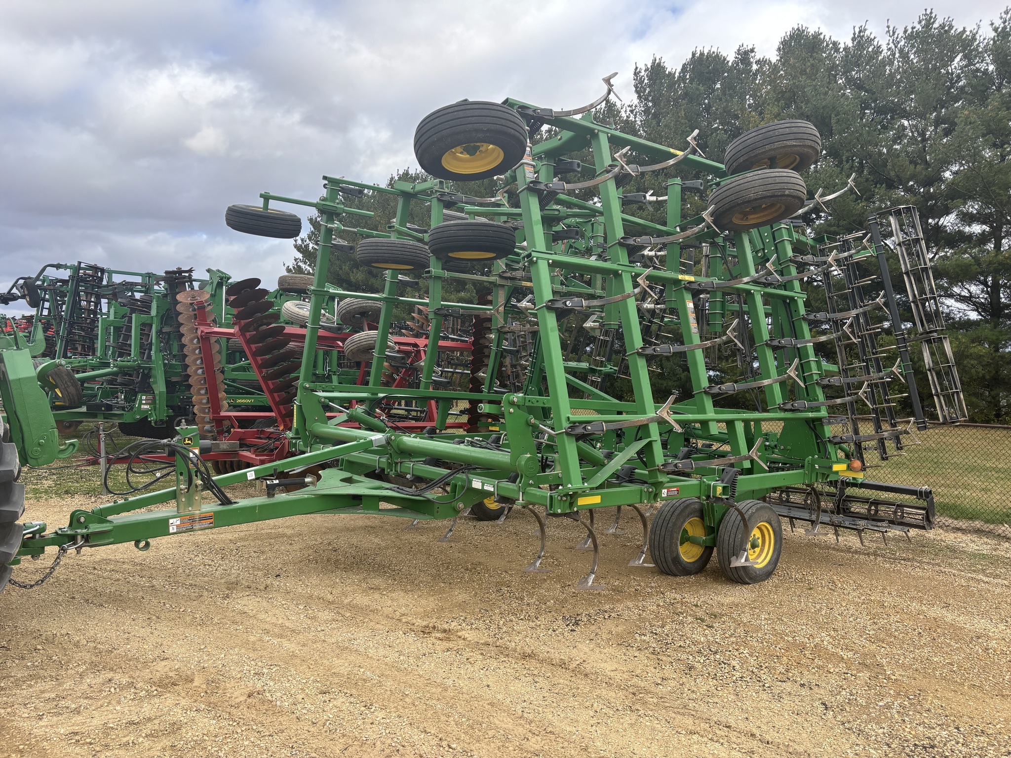 2014 John Deere 2210 Field Cultivator