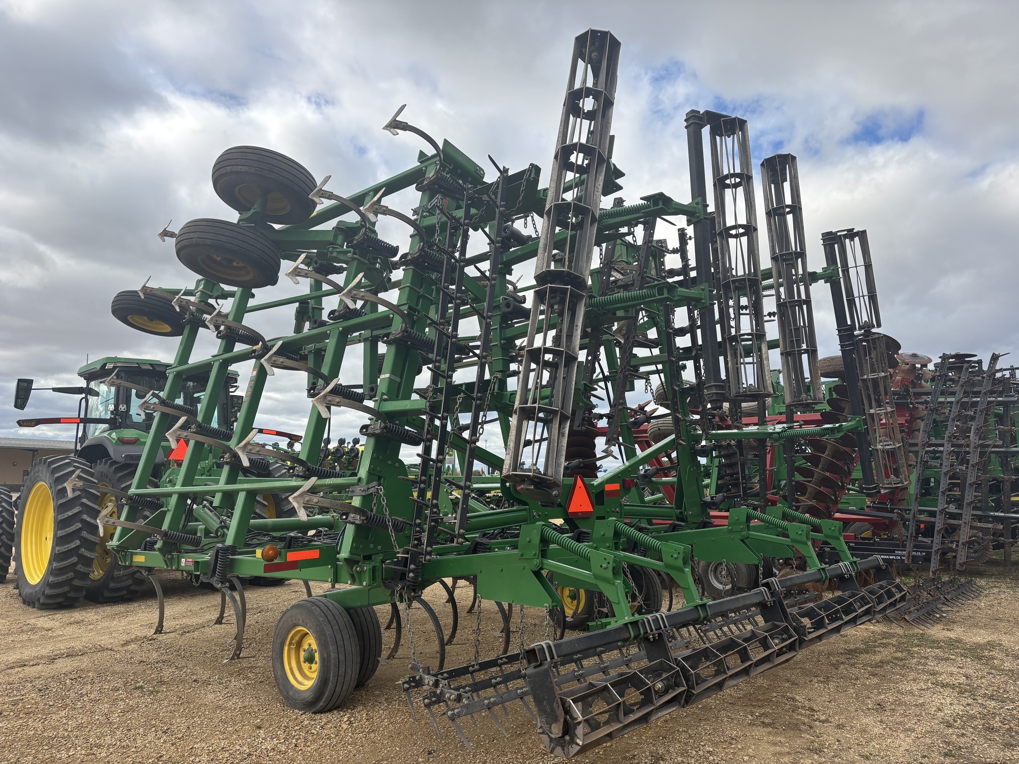 2014 John Deere 2210 Field Cultivator