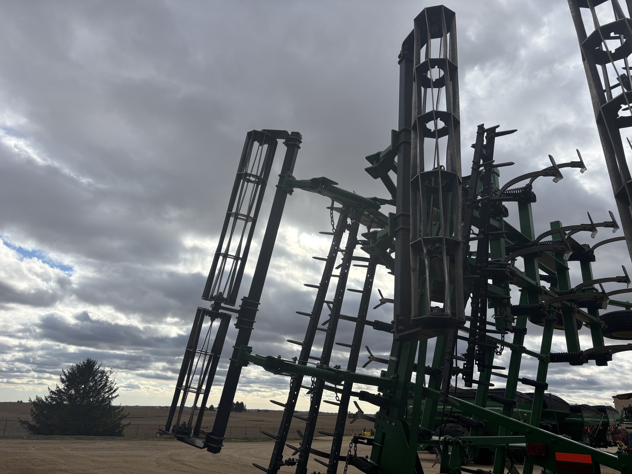 2014 John Deere 2210 Field Cultivator