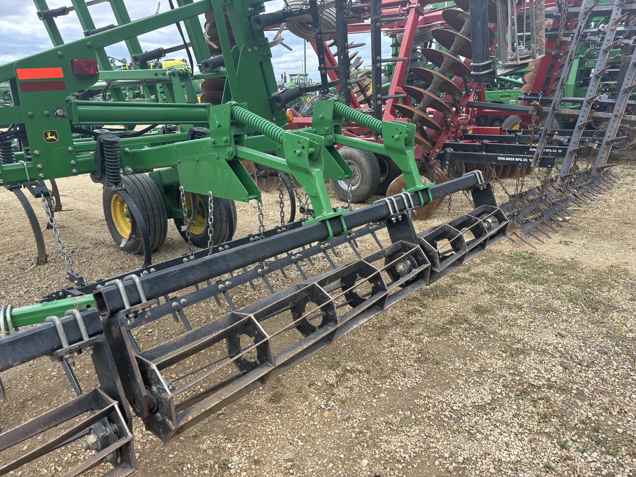 2014 John Deere 2210 Field Cultivator