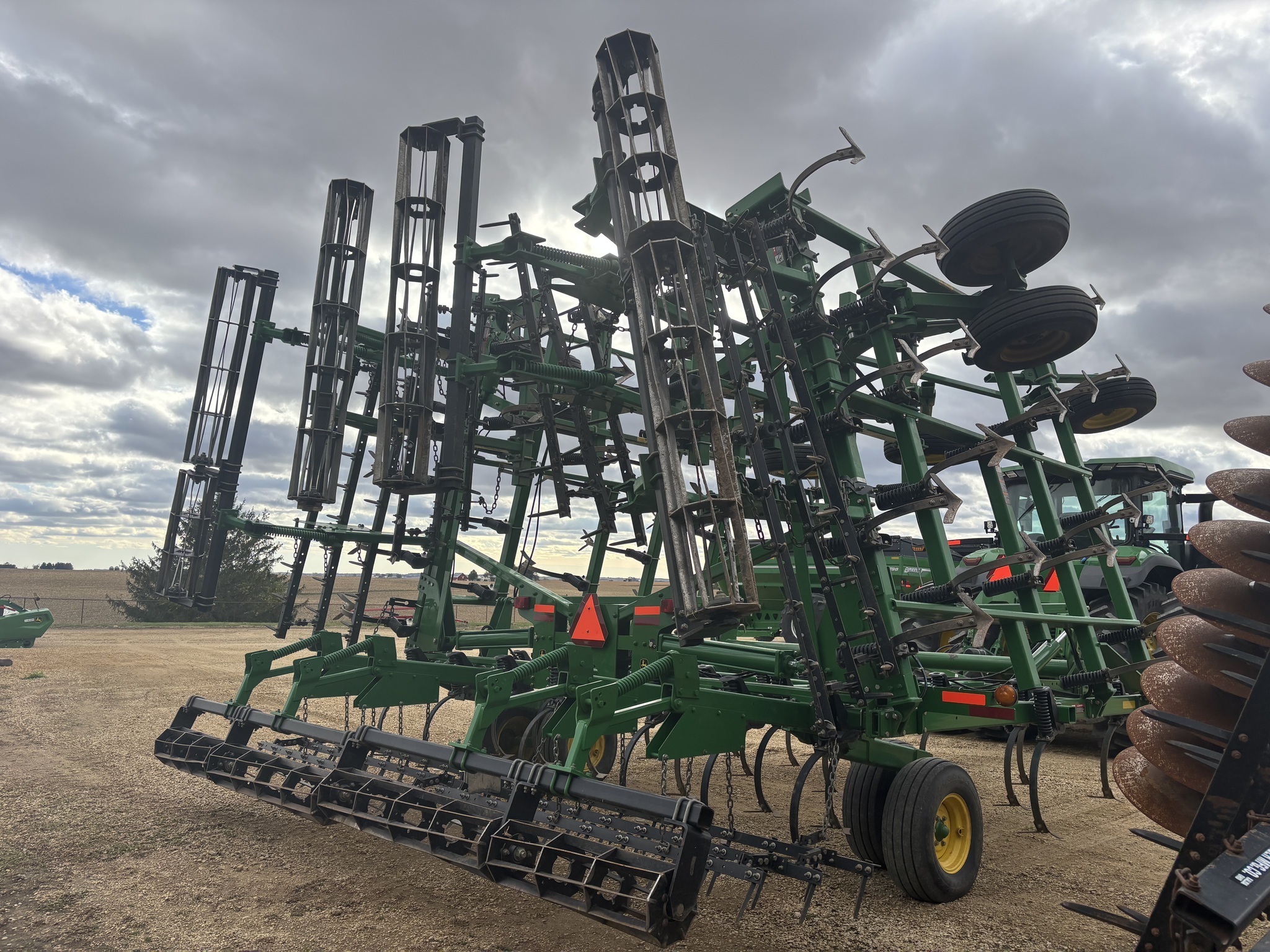 2014 John Deere 2210 Field Cultivator