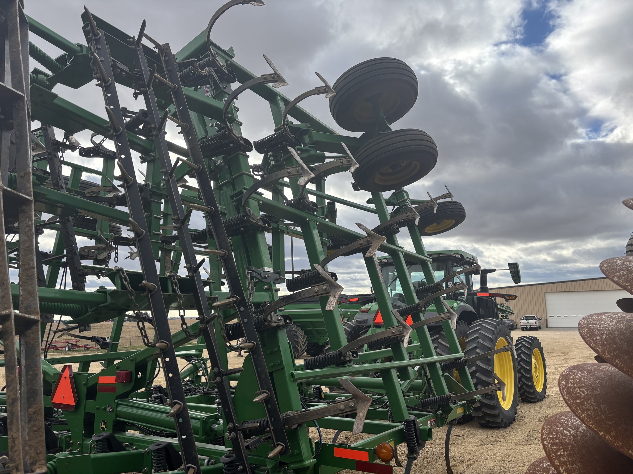 2014 John Deere 2210 Field Cultivator