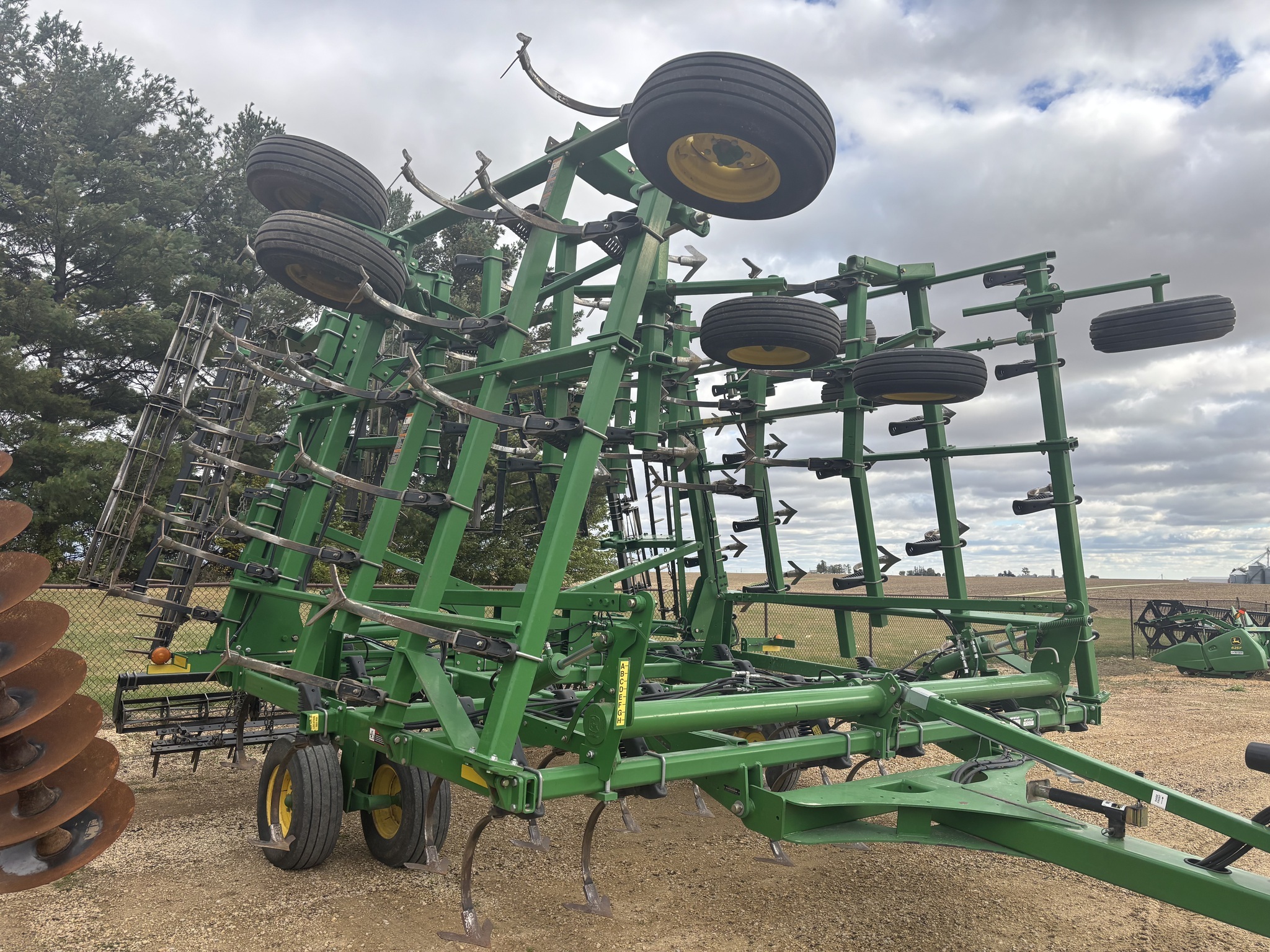 2014 John Deere 2210 Field Cultivator