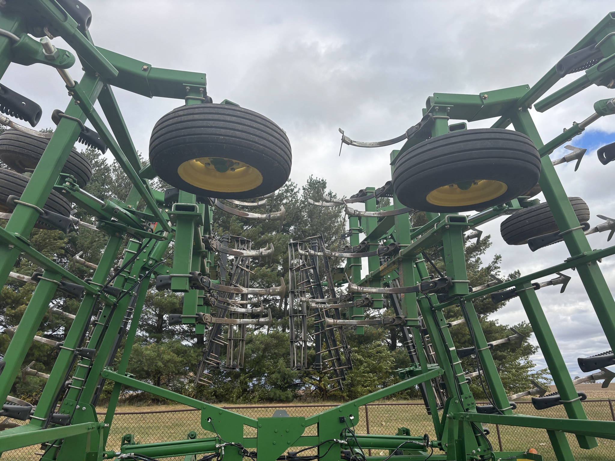 2014 John Deere 2210 Field Cultivator