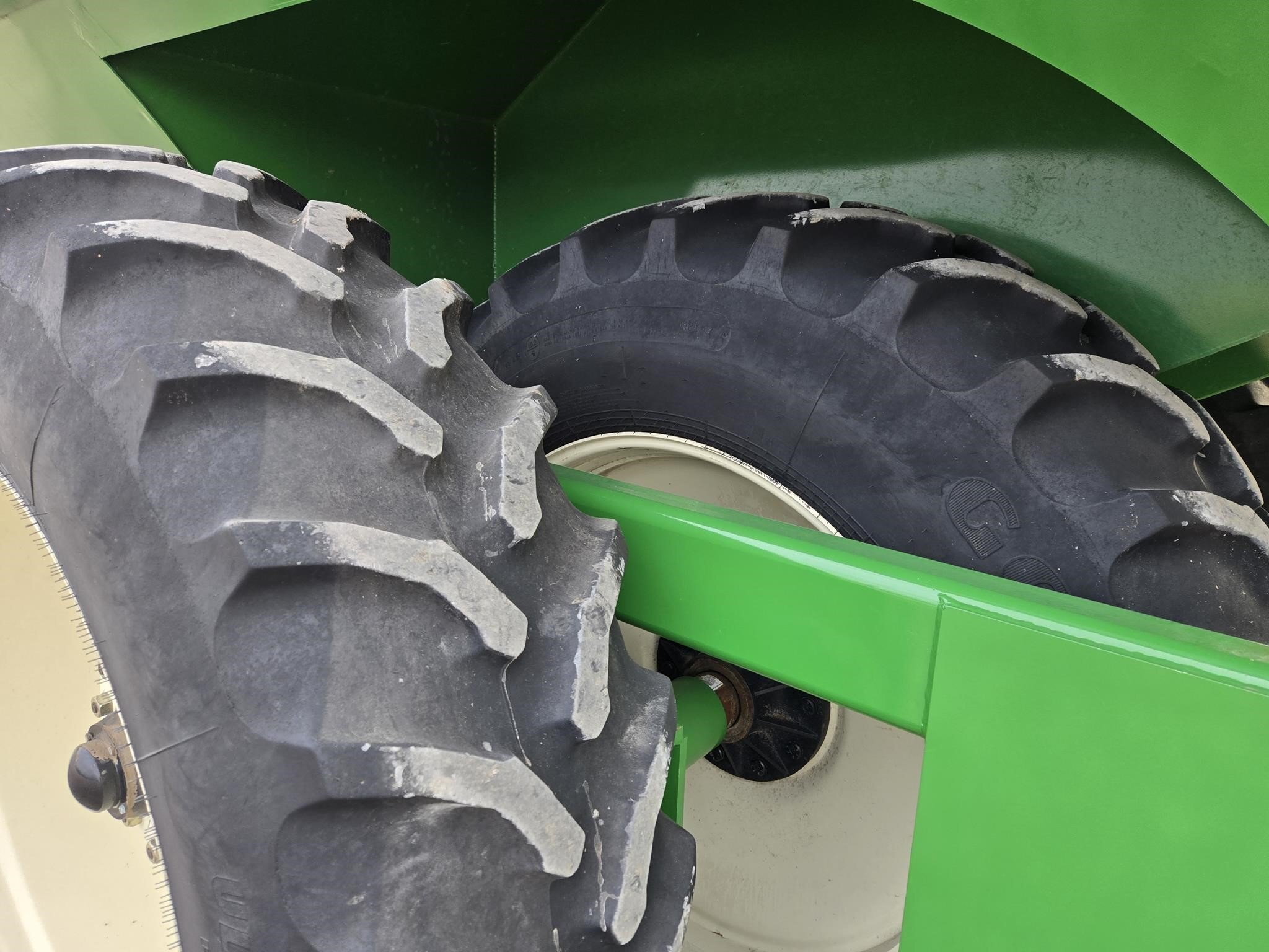 2011 J&M 1326-22D Grain Cart
