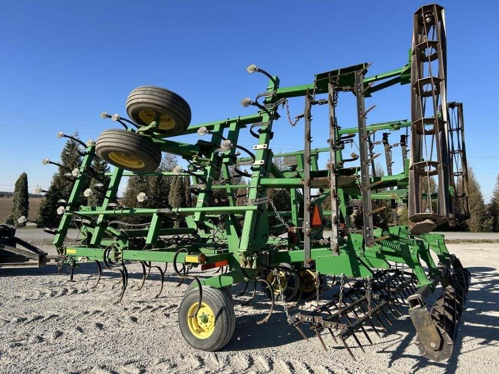  John Deere 2210 Field Cultivator