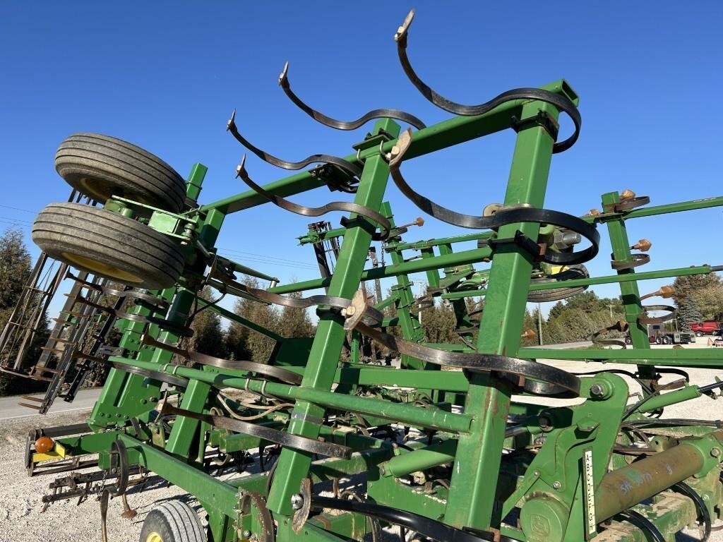  John Deere 2210 Field Cultivator