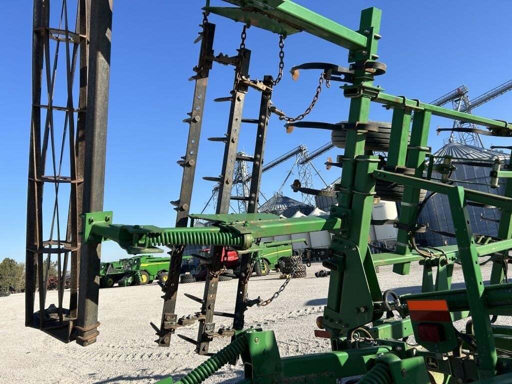  John Deere 2210 Field Cultivator