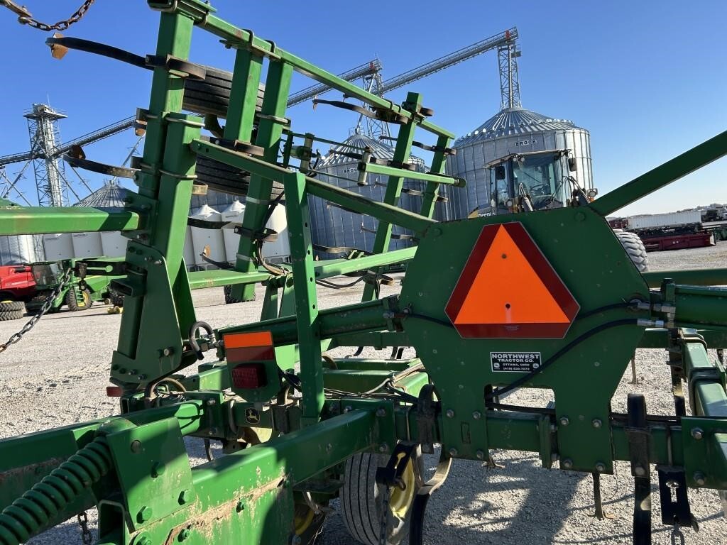  John Deere 2210 Field Cultivator