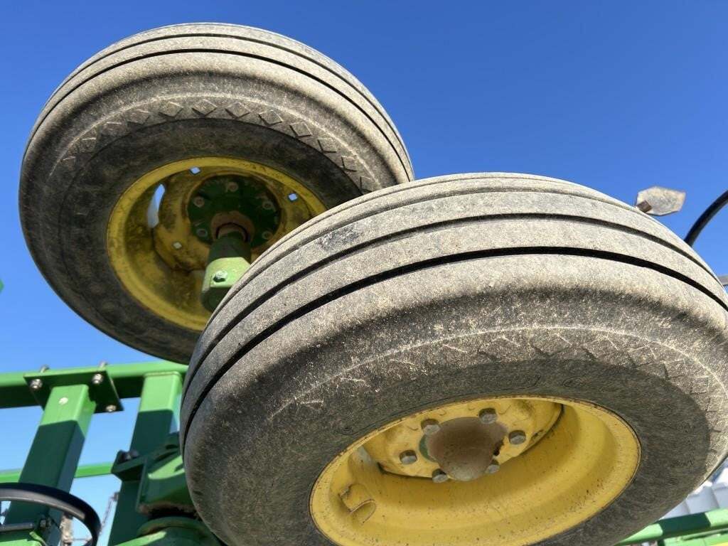 John Deere 2210 Field Cultivator